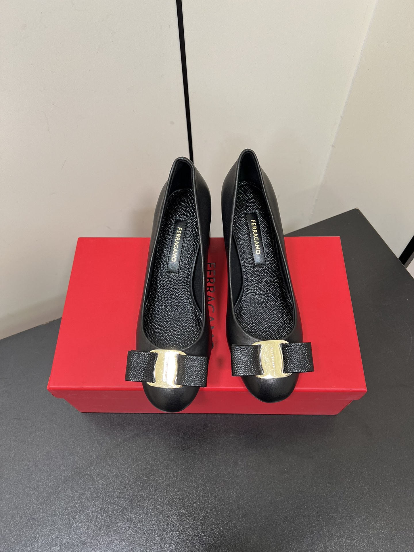 NO:262270,FERRAGAMO 2025 early spring style bow thick heel shoes!  This year's popular bows are paired with thick heel design, easy to walk and steady, making your pace more confident. A must-have item for women in the workplace. Original imported calfskin, inner sheepskin inner footbed. Outsole original leather outsole. Heel height 6.5cm, size 34.35.36.37.38.39.40 (34.40 custom made without return or exchange), single shoes, ferragamo, cowhide, sheepskin, Leather soles19860909FERRAGAMO 2025早春款蝴蝶结粗跟单鞋！ 今年大热蝴蝶结搭配粗跟设计,好走又稳当,让你的步伐更加自信,职场女性必备单品 面料原版进口小牛皮 内里羊皮内里垫脚. 大底原版真皮大底. 跟高6.5cm 码数34.35.36.37.38.39.40（34.40定做不退换）,单鞋,ferragamo,cowhide,sheepskin,Leather soles,Women's Shoes