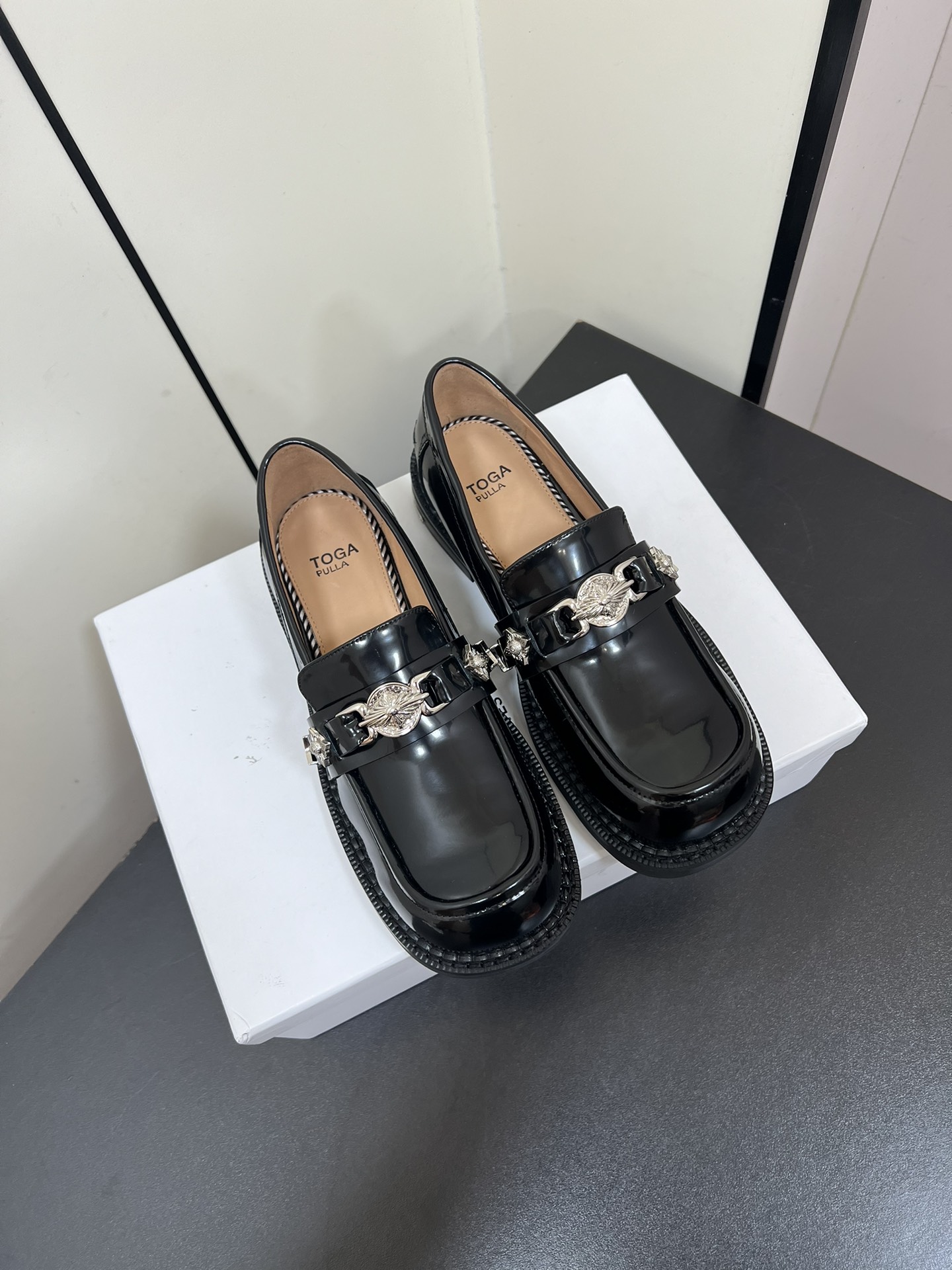 NO:264732,TOGA…a fw24 new arrival~ toga24 autumn and winter new loafers, soft feet, easy to wear, calfskin upper, calfskin inner!  size 35-41 (40.41 customization without return or exchange), loafers, loafers, cowhide19860909TOGA…a fw24 new arrival～ toga24秋冬 新款乐福鞋 脚感软,很好穿 鞋面小牛皮材质,内里小牛皮！ size 35-41（40.41定制不退换）,乐福鞋,loafers,cowhide,Women's Shoes