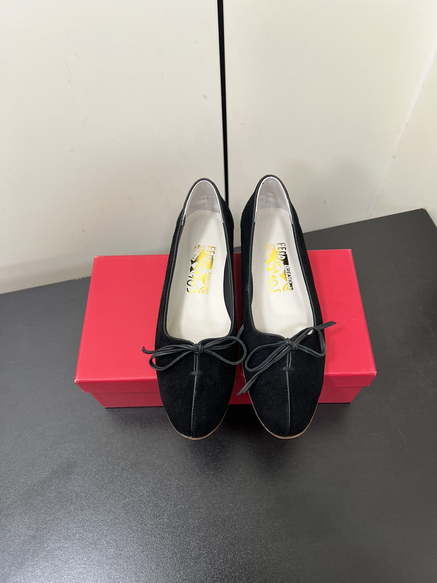 NO:481707,Ferragamo bow new single shoes, fabric top layer ox reverse fur, original custom sheepskin, V-shaped light-mouth shoes, egg-shaped thick heel height 2.5, original open mold custom TPU wave bag heel rubber sole, size 35-40 (40 custom made without return and exchange) Original exquisite packaging, single shoes, ferragamo, ferragamo, sheepskin19860909Ferragamo菲拉格慕蝴蝶结新款单鞋 面料头层牛反毛皮 内里原版定制羊皮 V字形浅口鞋,蛋型粗跟高2.5 原版开模定制TPU波浪包跟橡胶底 码数35—40（40定制不退换） 原版精美包装,单鞋,ferragamo,ferragamo,sheepskin,Women's Shoes