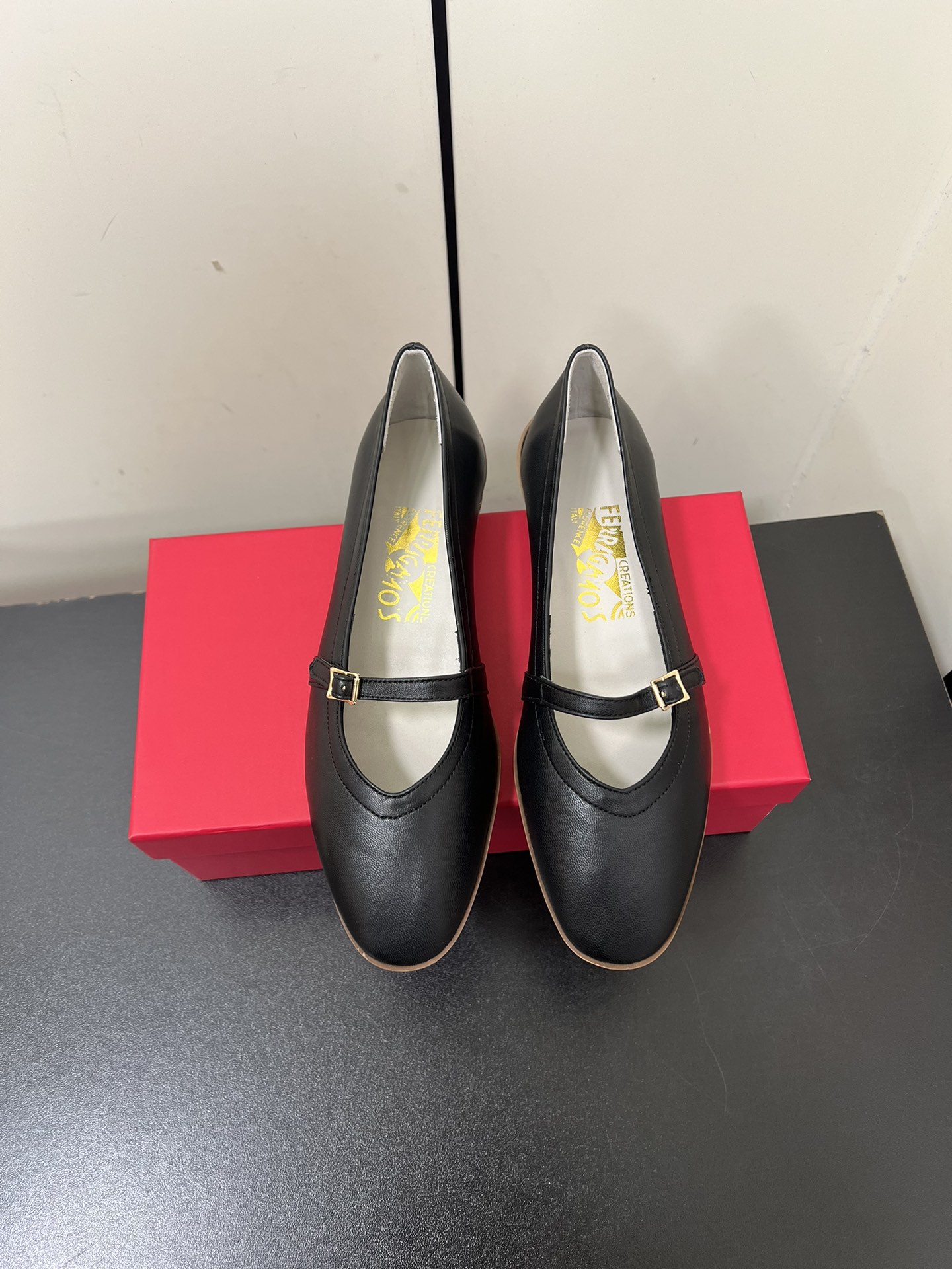 NO:481592,Ferragamo Mary Jane single shoes, fabric top layer ox reverse fur/sheepskin, original custom sheepskin, V-shaped light-mouth shoes, egg-shaped thick heel height 2.5, original open mold custom TPU wave bag heel rubber sole, size 35-40 (40 custom made without return and exchange) Original exquisite packaging, single shoes, ferragamo, ferragamo, mary jane, sheepskin19860909Ferragamo菲拉格慕玛丽珍单鞋 面料头层牛反毛皮/羊皮 内里原版定制羊皮 V字形浅口鞋,蛋型粗跟高2.5 原版开模定制TPU波浪包跟橡胶底 码数35—40（40定制不退换） 原版精美包装,单鞋,ferragamo,ferragamo,mary jane,sheepskin,Women's Shoes