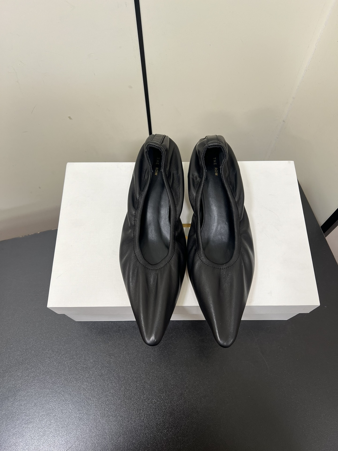 NO:264711,The Row2025 spring and summer new simple cat heel pointed-toe shoes. This minimalist style high-heeled sandal is made of high-quality leather, simple and elegant, long skirt companion, salty or sweet!  With excellent leather texture and last craftsmanship, can you experience the kind of human nature carefully considered when you wear it?  A particularly comfortable and simple shoe with a natural versatile attribute, casually worn, showing off its beauty!  The upper is made of super soft sheepskin, the inner footbed is high-quality sheepskin imported from Italy. The original color genuine leather outsole heel height: 6.5cm/3.5cm Size: 35-40 (40 custom made without return and exchange) with original packaging, high heels, sandals, high heels, skirts, sheepskin, Leather soles19860909The Row2025春夏新款简易猫跟尖头单鞋 这款极简风格高跟凉鞋甄选优质皮革制成,简洁优雅、长裙伴侣、可盐可甜！ 出色的皮料质感和楦型工艺 ,穿上脚就能体会到那种经过用心考量的人性？化设计 ,尤为舒适且简约的一款鞋子 ,自然带有百搭的属性, 随意穿搭 ,自显美感！ 鞋面采用超软羊皮 内里垫脚优质羊皮 意大利进口原色真皮大底 跟高:6.5cm/3.5cm 码数:35-40（40定做不退换） 配原版包装,高跟鞋,sandals,high heels,skirts,sheepskin,Leather soles,Women's Shoes