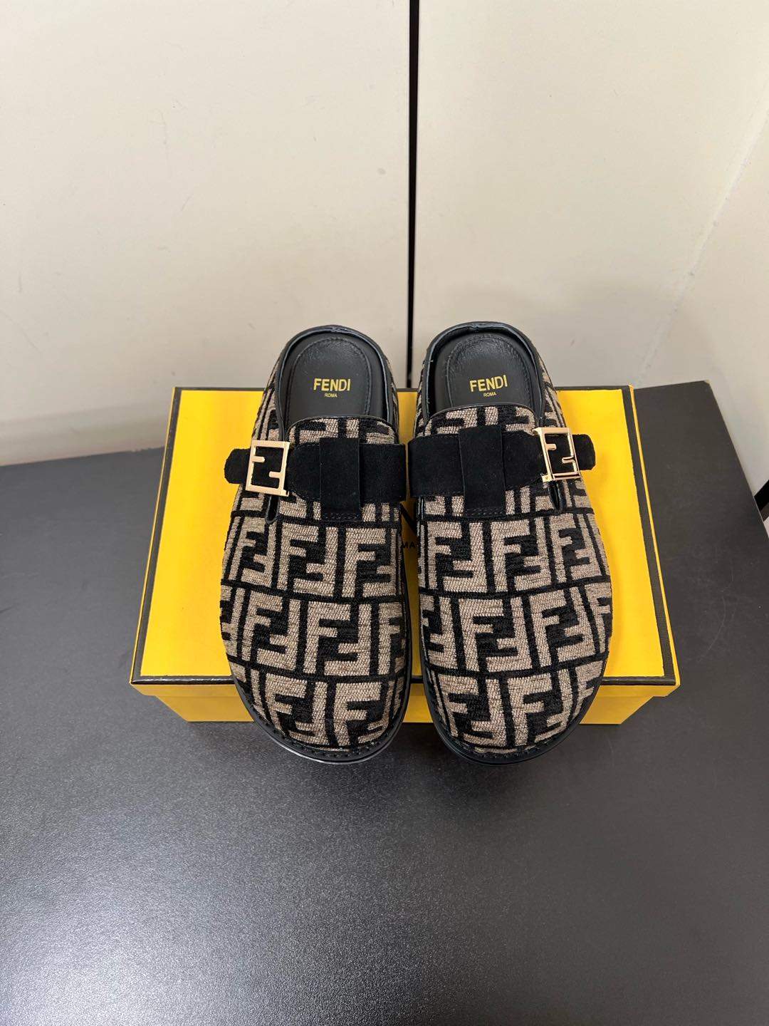 NO:264690,Everything is available for Birken Fendi/Fendi 2025 new model Lafayette double F old-fashioned couple slippers imported upper original material imported inner sheepskin sole original molded sole Size35-46 (for women 40 men 45.46 customized for non-return and exchange), semi-torque, fendi, fendi, slippers, sheepskin19860909万物皆可勃肯 Fendi/芬迪2025新款老佛爷双F老花包头情侣拖鞋 鞋面进口原版材质 内里进口羊皮 鞋底原版开模鞋底 Size35-46（女40男45.46定做不退换）,半拖,fendi,fendi,slippers,sheepskin,Women's Shoes