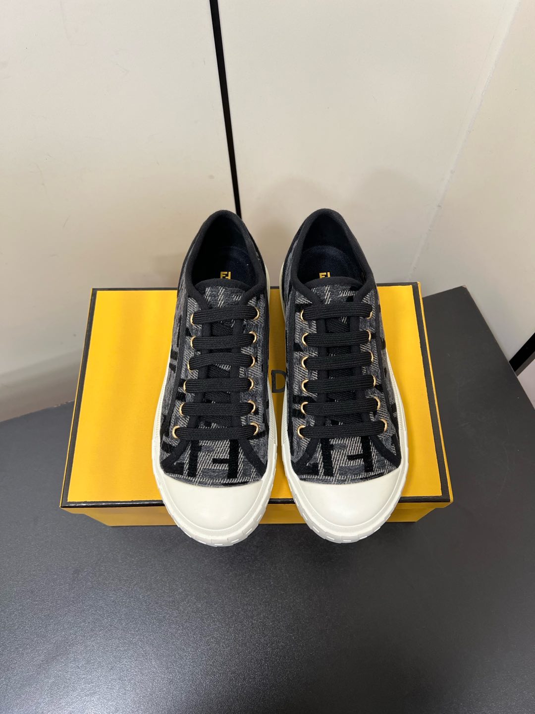 NO:264694,Fendi 2025 new old-fashioned FF material, couples style, casual sports shoes, skateboard shoes, original purchase and development, making products, couples sports shoes - a brand new essential model!  Turn on the domino effect!  The new canvas sneakers have become a favorite shoe. This shoe is perfect for those who want to create a simple and FENDI-style look. Because this sneaker is the most cost-effective one among FENDI entry-level sneakers, it provides an excellent opportunity to absorb and attract all customers who love to wear relaxed and comfortable daily sneakers. Delivery counter exquisite packaging Fabric: Original custom imported FF preschool material Inner: Imported breathable canvas Sole: Original open mold-proof rubber outsole Sole 2.5cm Size: Women's 35-40/men's 39-45 (women's 40/men's 45 custom-made non-return and exchange), casual shoes/sports, fendi, fendi, sneakers19860909Fendi芬迪2025新款老花FF材质 情侣款 休闲 运动鞋 滑板鞋 原版购入开发 做货 情侣款运动鞋 -全新必备款型！开启多米诺效应！新款帆布运动鞋成为深受喜爱的一款鞋履,对于想打造简约且具有 FENDI 特色造型的人士而言,这款鞋履是完美之选. 因为这款运动鞋是 FENDI 入门级运动鞋中最具性价比的-一款,所以其为吸纳并吸引所有爱穿轻松舒适的日常运动鞋的客户提供了一个绝佳契机. 配送专柜精美包装 面料 : 原版定制进口FF老花材质 内里 : 进口透气帆布 鞋底 : 原版开模防滑橡胶大底 底厚 2.5cm Size : 女款35-40/男款39-45 （女40男45定制不退换）,休闲鞋/运动鞋,fendi,fendi,sneakers,Women's Shoes