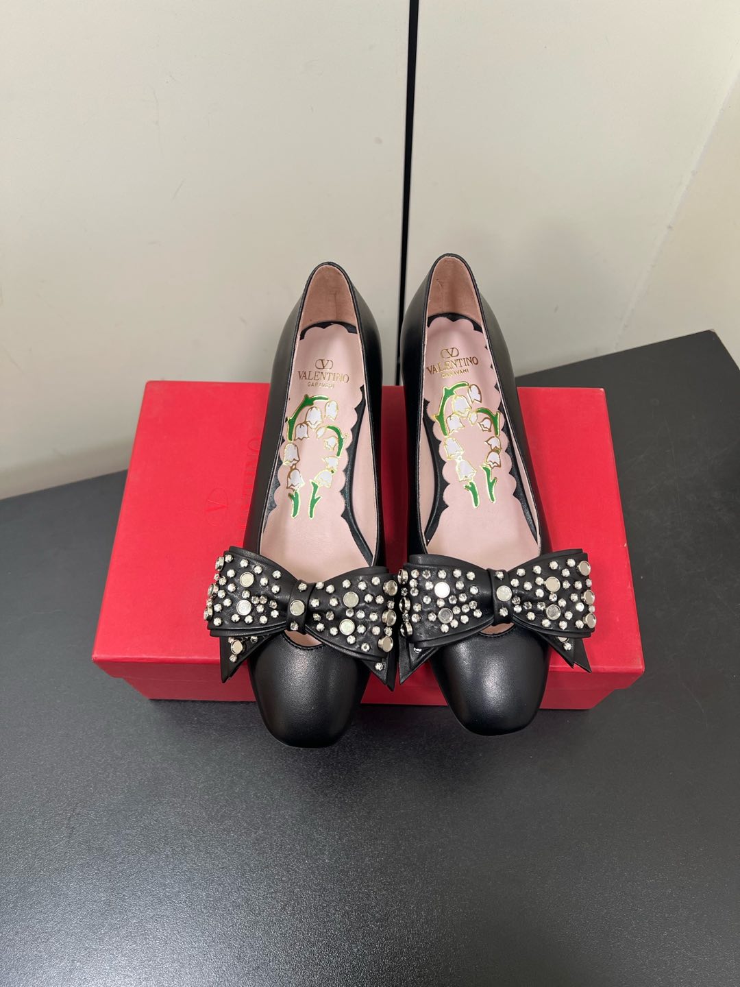 NO:264726,Valentino 2025 new crystal bow mid-heel single shoes, retro and elegant, large bow rhinestones show luxury. The popular small round toe design nowadays highlights one's personality and eclectic, as well as embracing the understanding and impact of fashion. Upper sheepskin footbed sheepskin outsole leather outsole heel height 4.5cm size 35-39 (34.40.41 custom-made non-return and exchange), single shoes, valentino, valentino, sheepskin, Leather soles19860909Valentino华伦天奴2025新款水晶蝴蝶结中跟单鞋 复古优雅,大蝴蝶结水钻尽显奢华 时下流行的小圆头设计,彰显着自我个性和不拘一格,以及怀抱着对时尚的理解和冲撞 鞋面羊皮 垫脚羊皮 大底真皮大底 跟高4.5cm 码数35-39（34.40.41定制不退换）,单鞋,valentino,valentino,sheepskin,Leather soles,Women's Shoes