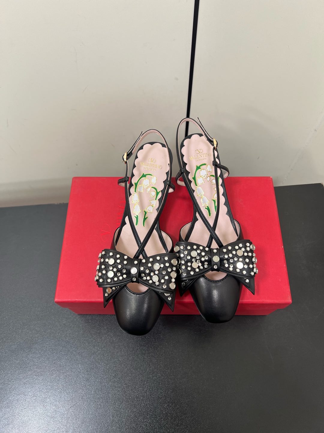 NO:264706,Valentino 2025 new crystal bow mid-heel empty sandals. Retro and elegant, large bow rhinestones show luxury. The popular small round toe design nowadays highlights one's personality and eclecticity, as well as embracing the understanding and impact of fashion. Upper sheepskin footbed sheepskin outsole leather outsole heel height 4.5cm size 35-39 (34.40.41 custom-made non-return and exchange), sandals, valentino, valentino, sandals, sheepskin, Leather soles19860909Valentino华伦天奴2025新款水晶蝴蝶结中跟后空凉鞋 复古优雅,大蝴蝶结水钻尽显奢华 时下流行的小圆头设计,彰显着自我个性和不拘一格,以及怀抱着对时尚的理解和冲撞 鞋面羊皮 垫脚羊皮 大底真皮大底 跟高4.5cm 码数35-39（34.40.41定制不退换）,凉鞋,valentino,valentino,sandals,sheepskin,Leather soles,Women's Shoes