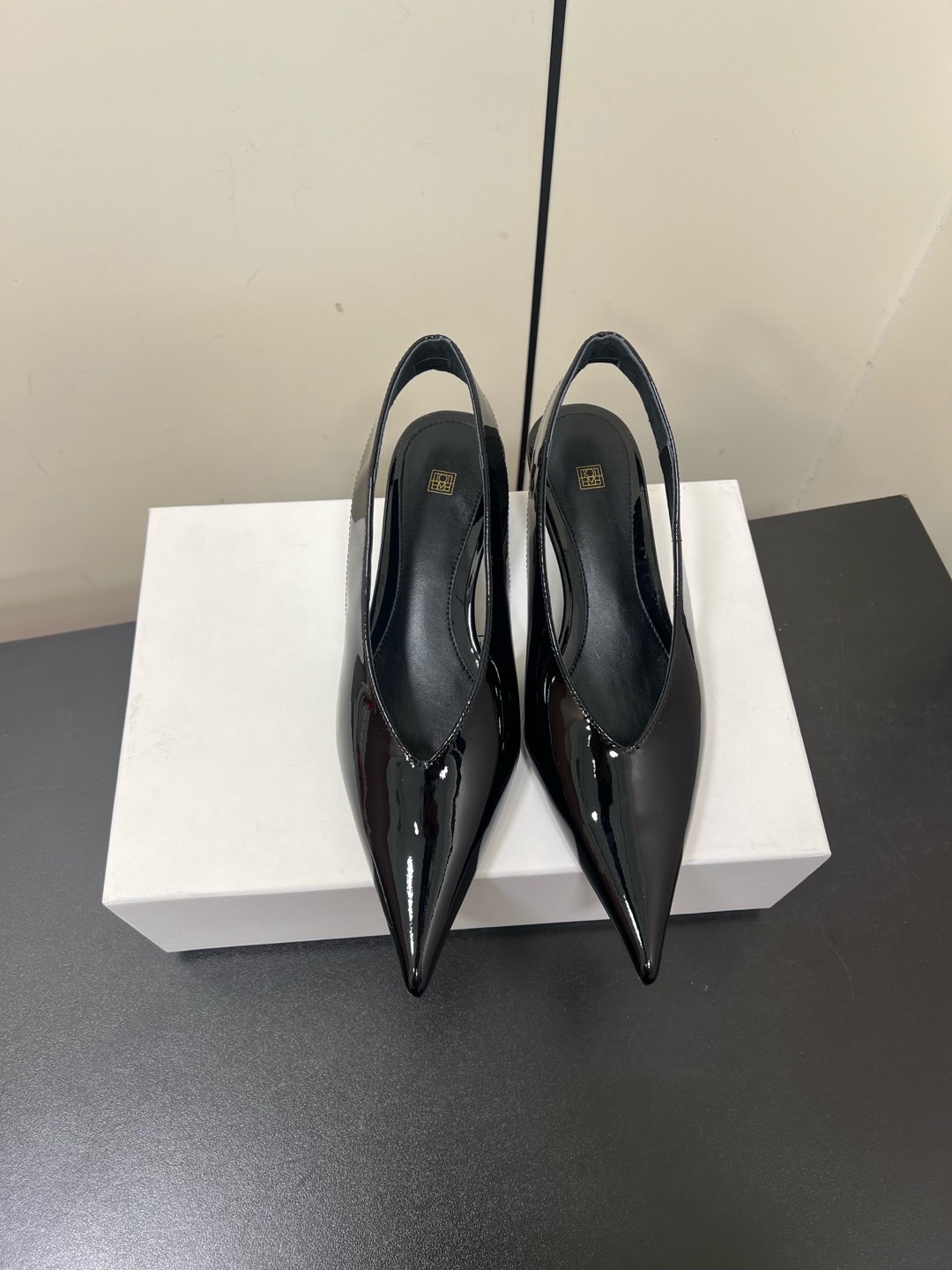 NO:559724,toteme2025 | Early Spring New Product Show Pointed Toe Wedge Shoes This issue is really beautiful and not boring at all. The neatly cut pointy toe shoes magnify the elegance and sexiness of women. They care about most people who integrate minimalism and functionality into their lives and clothing. The charming French retro brown 4 cm wedge heel is just right size 35-42 [40 41 42 customization is non-refundable], sandals, sandals19860909toteme2025 ｜早春新品秀款尖头坡跟鞋 这一期真美一点也不无聊 利落的裁剪尖头鞋 放大了女性的优雅与性感 关照大多数人将极简与功能性贯穿生活与服饰 迷人的法式复古棕 4厘米坡跟跟恰到好处 size35-42【40 41 42定制不退换】,凉鞋,sandals,Women's Shoes