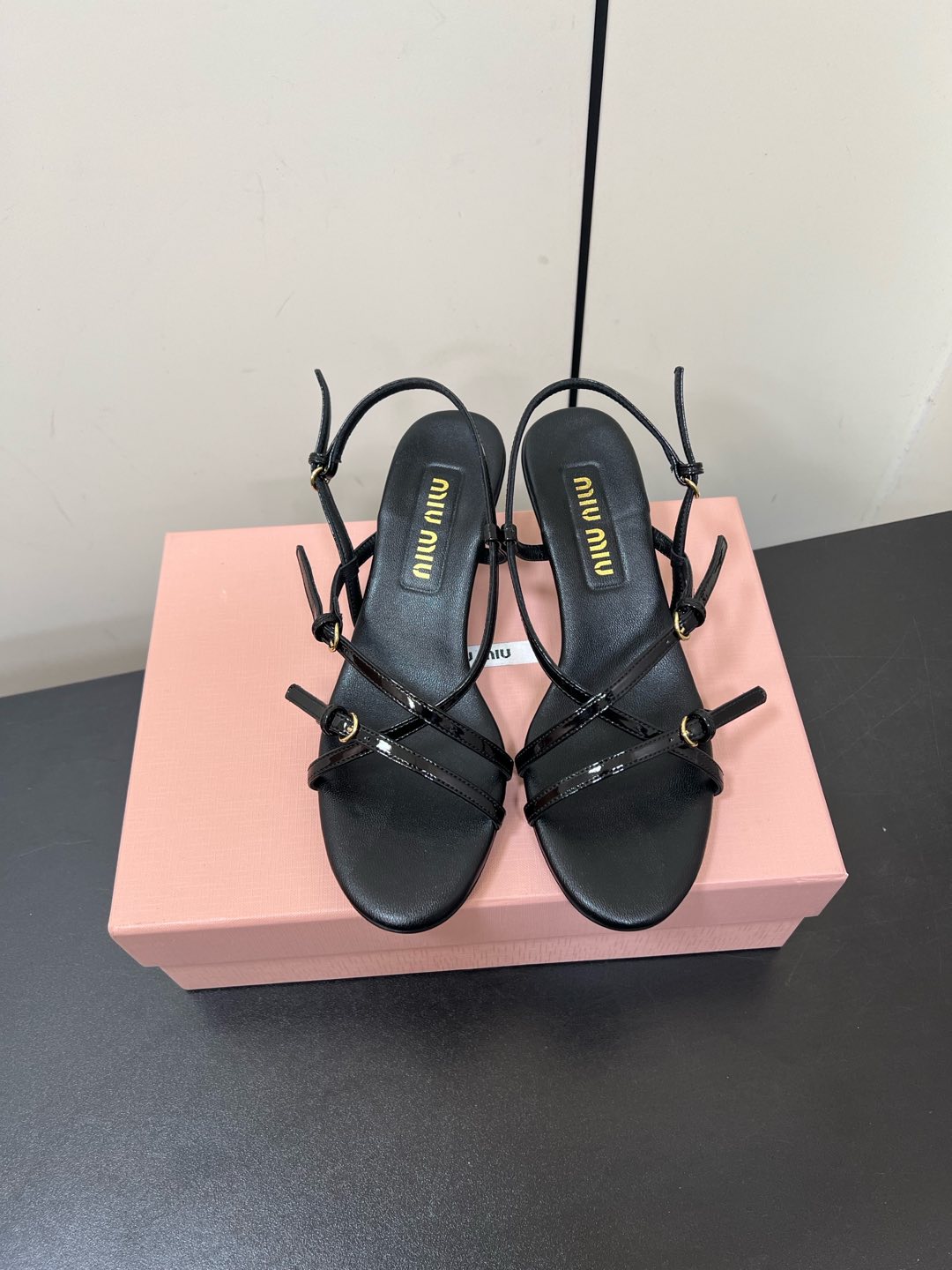 NO:168355,Miu Miu catwalk style 2025 spring and summer new kitten heel strap sandals Internet celebrity catwalk style looks very good on the feet. 1:1 customization, fashionable high-heeled women's shoes, very stretched leg lines, allowing beautiful ladies to easily control it. It is definitely a must-have item in spring and summer Material: fabric beef patent leather, inner sheepskin Size 34-40 (34.40 custom made without return or exchange) Heel height 5.cm, sandals, miumiu, sandals, sheepskin19860909Miu Miu走秀款 2025春夏新款小猫跟带子 凉鞋 网红走秀款上脚非常好看.1:1定制 时尚 高跟女鞋,很好的拉伸腿部线条,让爱美的小姐姐们都能轻松驾驭,绝对是春夏必备单品 材质 :面料牛漆皮,内里羊皮 尺码34-40（34.40定做不退不换） 跟高5.cm,凉鞋,miumiu,sandals,sheepskin,Women's Shoes