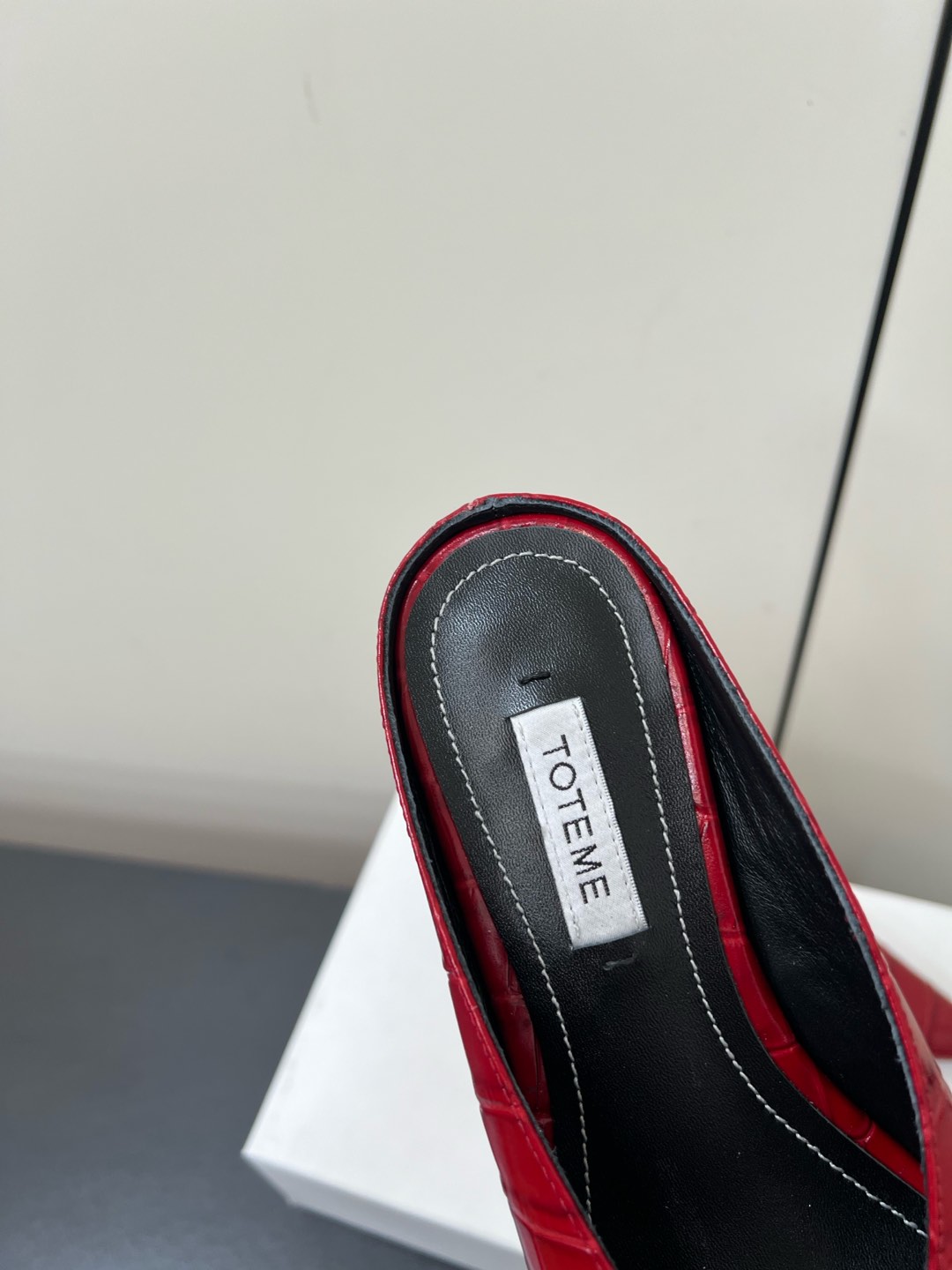 Toteme 2025 Single-Shoe-Head Mueller: Comfortable and Stylish Flat-Bed Shoe - 图片 7