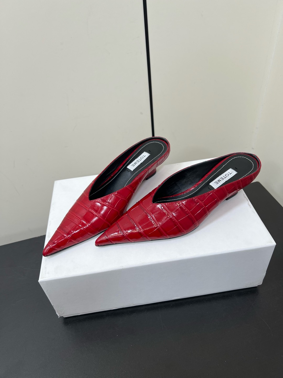 Toteme 2025 Single-Shoe-Head Mueller: Comfortable and Stylish Flat-Bed Shoe - 图片 3