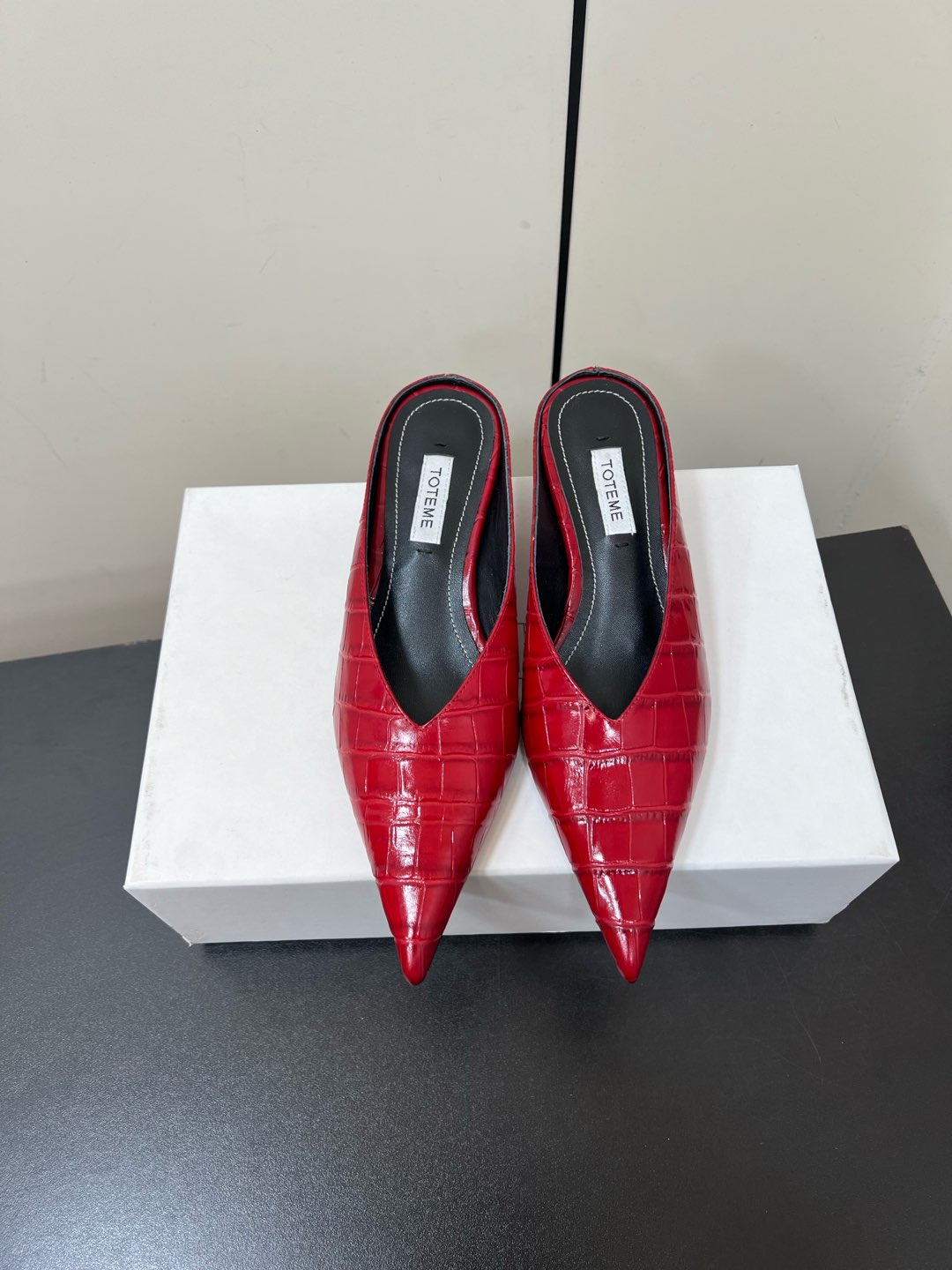 Toteme 2025 Single-Shoe-Head Mueller: Comfortable and Stylish Flat-Bed Shoe