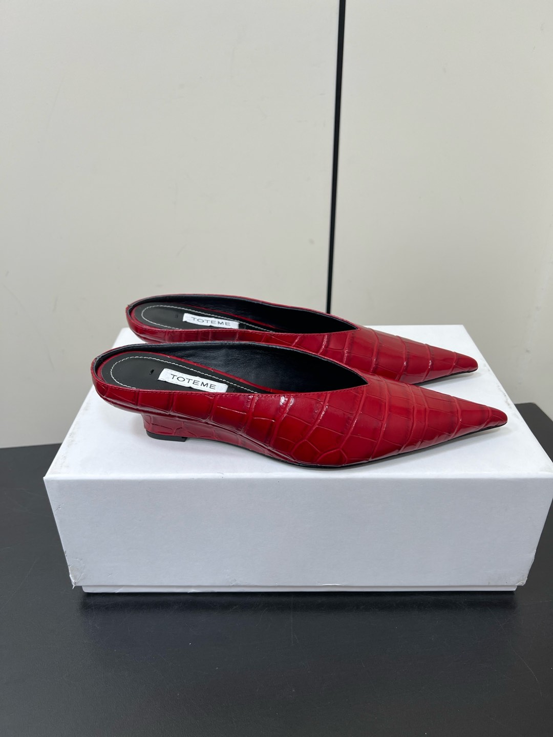 Toteme 2025 Single-Shoe-Head Mueller: Comfortable and Stylish Flat-Bed Shoe - 图片 4