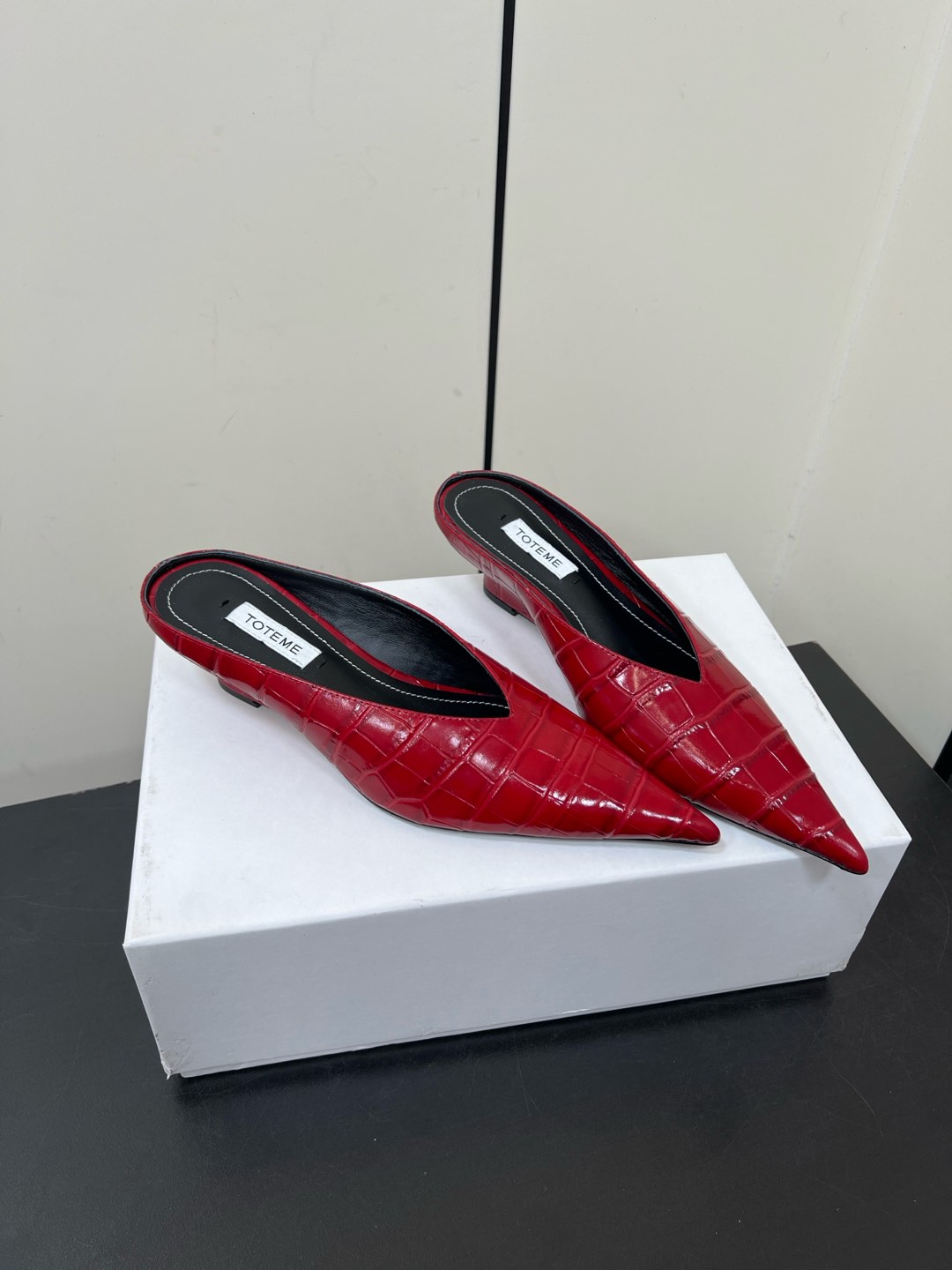 Toteme 2025 Single-Shoe-Head Mueller: Comfortable and Stylish Flat-Bed Shoe - 图片 2