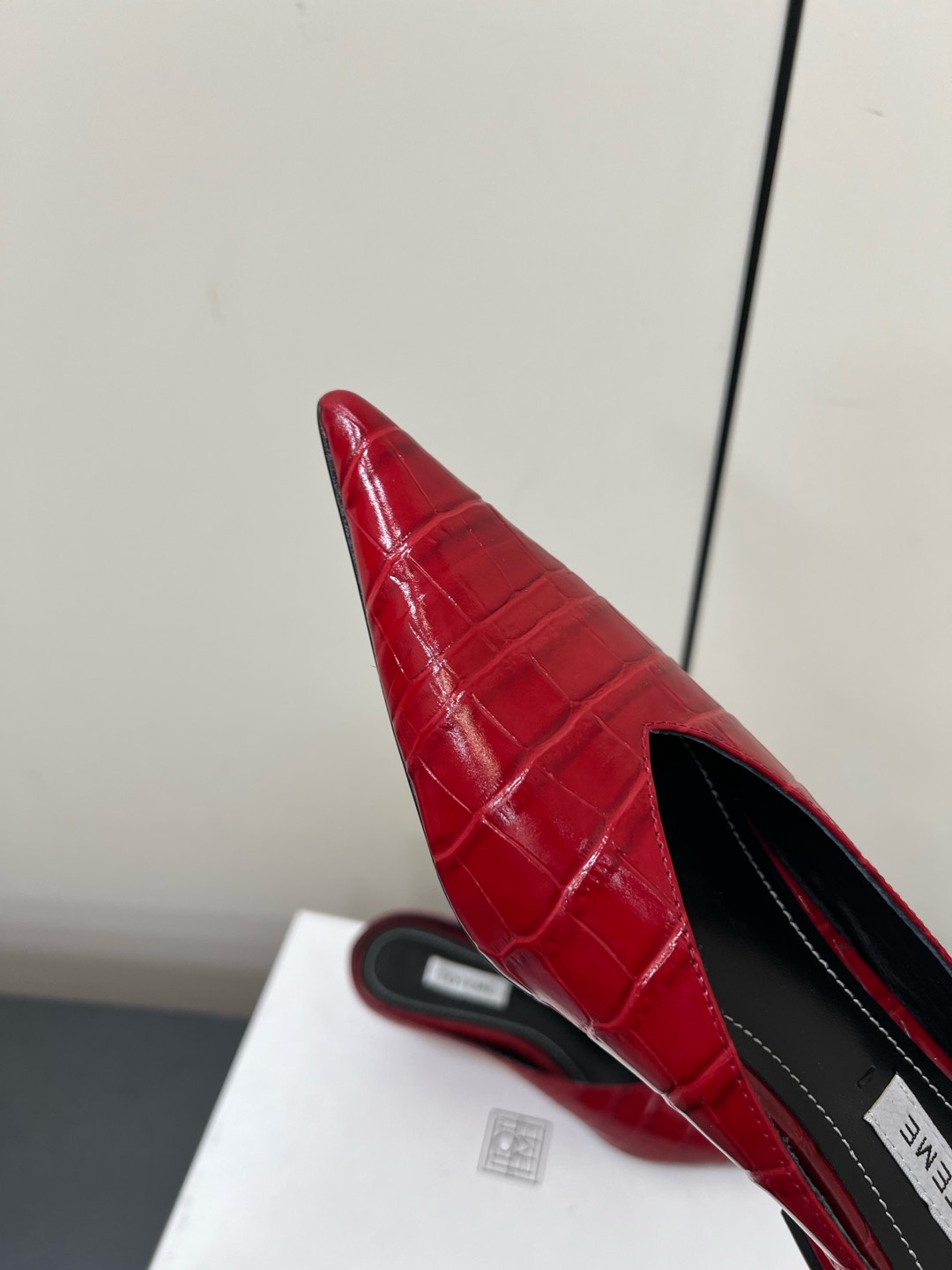 Toteme 2025 Single-Shoe-Head Mueller: Comfortable and Stylish Flat-Bed Shoe - 图片 6
