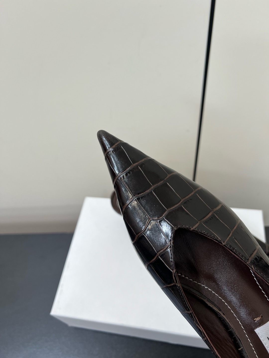 “Toteme 2025 Single-Shoe-Head Mueller: Comfortable and Practical Flat-Bed Shoe Summary” - 图片 6