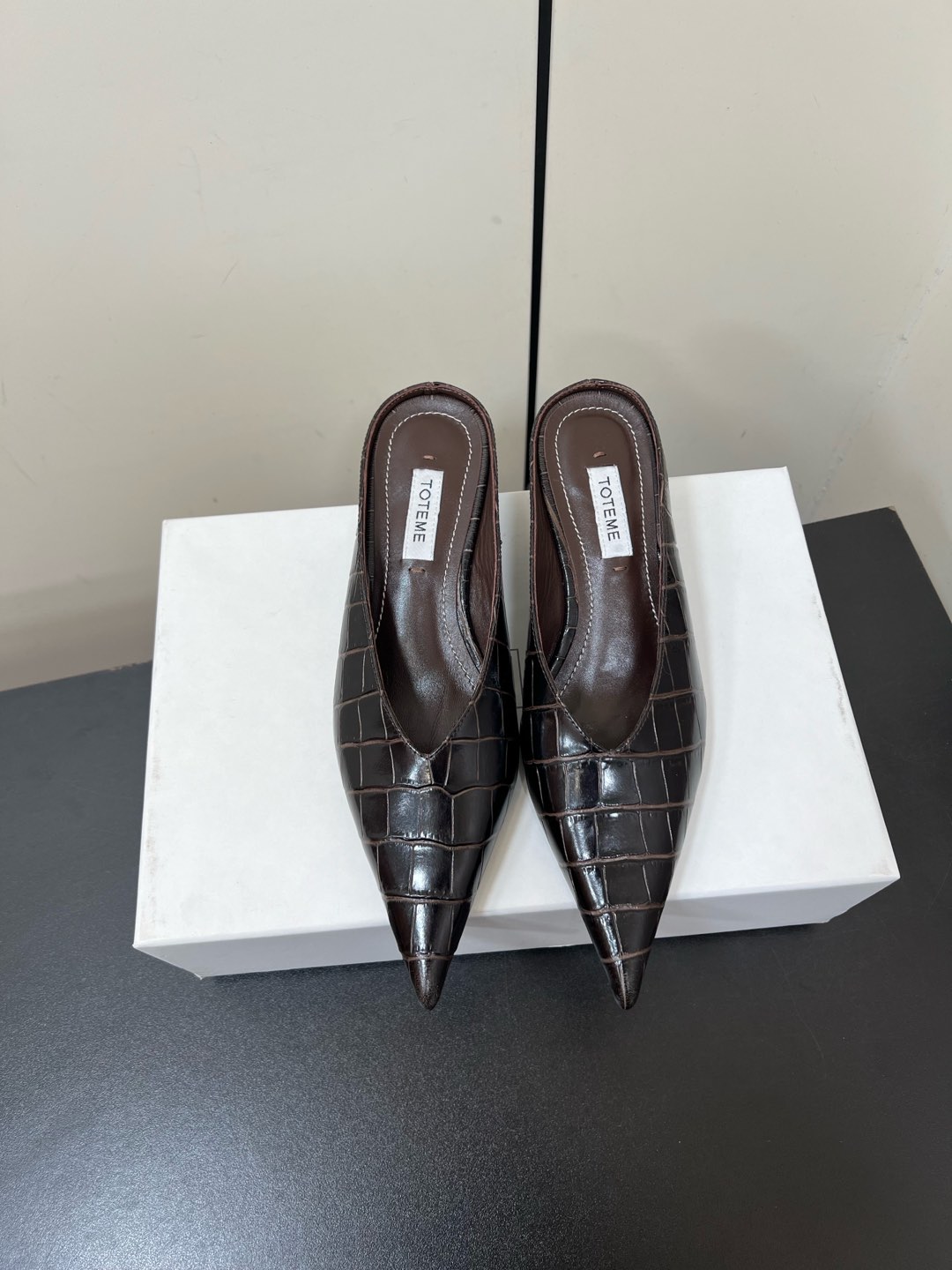 “Toteme 2025 Single-Shoe-Head Mueller: Comfortable and Practical Flat-Bed Shoe Summary” - 图片 1