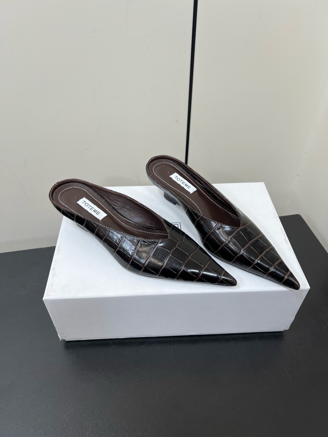 “Toteme 2025 Single-Shoe-Head Mueller: Comfortable and Practical Flat-Bed Shoe Summary” - 图片 2