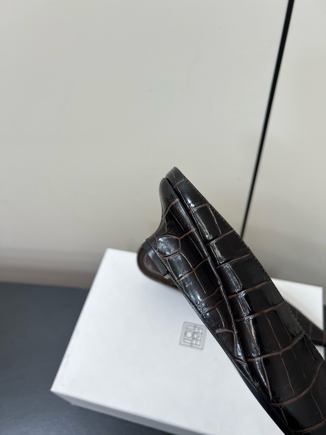 “Toteme 2025 Single-Shoe-Head Mueller: Comfortable and Practical Flat-Bed Shoe Summary” - 图片 8