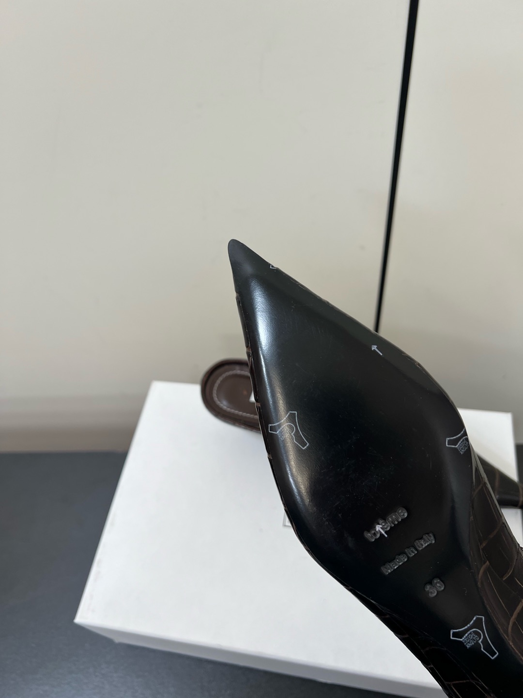 “Toteme 2025 Single-Shoe-Head Mueller: Comfortable and Practical Flat-Bed Shoe Summary” - 图片 9