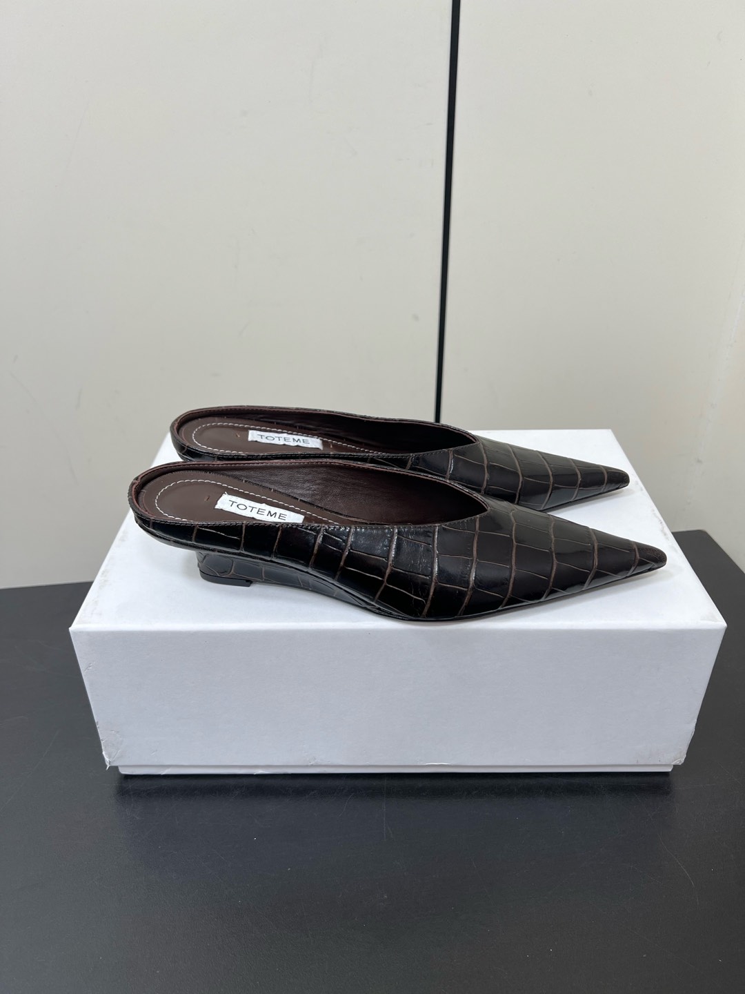 “Toteme 2025 Single-Shoe-Head Mueller: Comfortable and Practical Flat-Bed Shoe Summary” - 图片 4