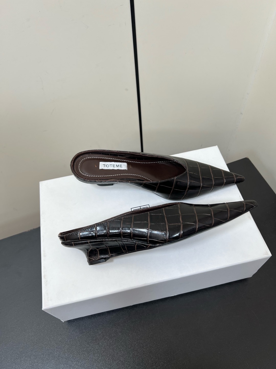 “Toteme 2025 Single-Shoe-Head Mueller: Comfortable and Practical Flat-Bed Shoe Summary” - 图片 5