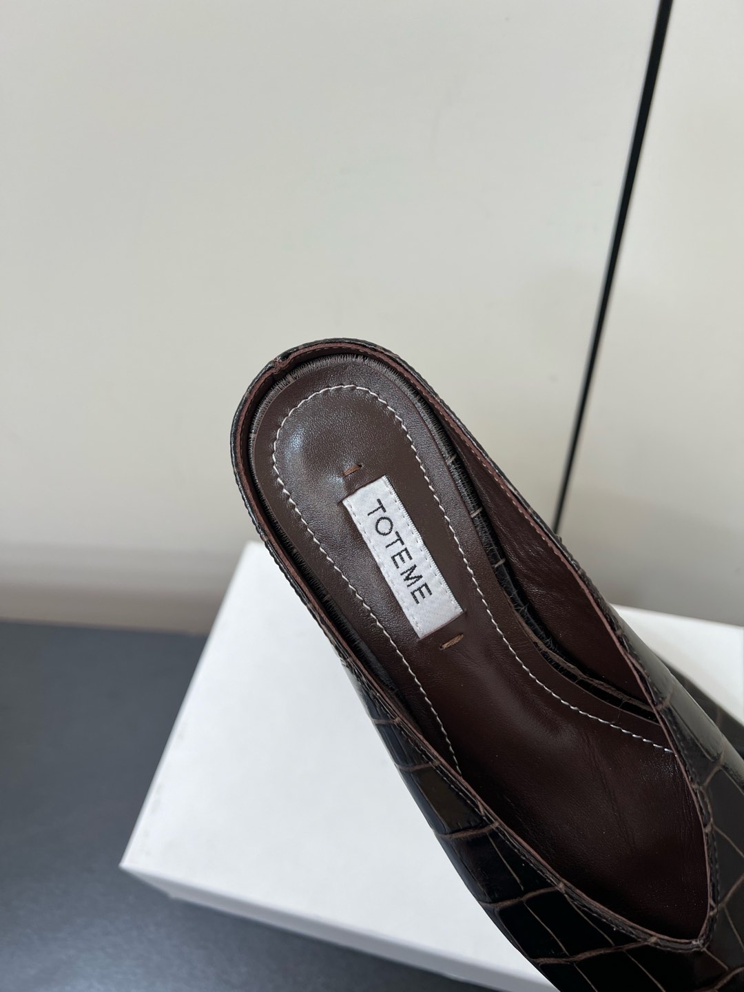 “Toteme 2025 Single-Shoe-Head Mueller: Comfortable and Practical Flat-Bed Shoe Summary” - 图片 7