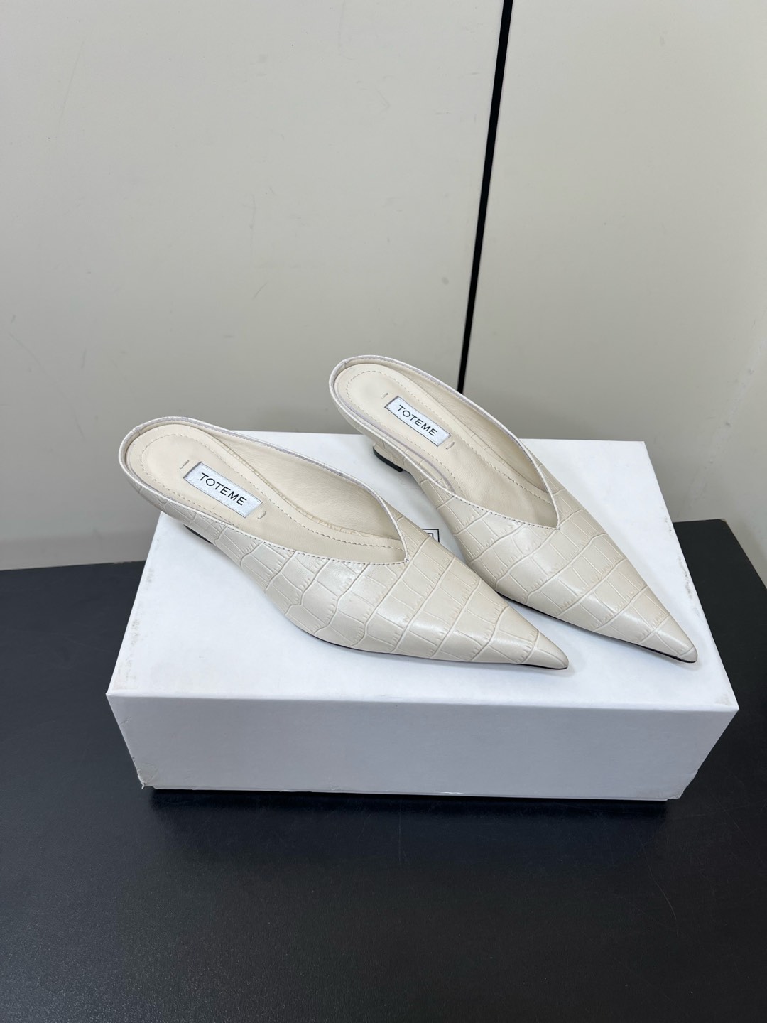 Toteme 2025 Single-Shoe-Head Mueller Half-Truck: Comfortable and Stylish Flat-Bed Shoe - 图片 2
