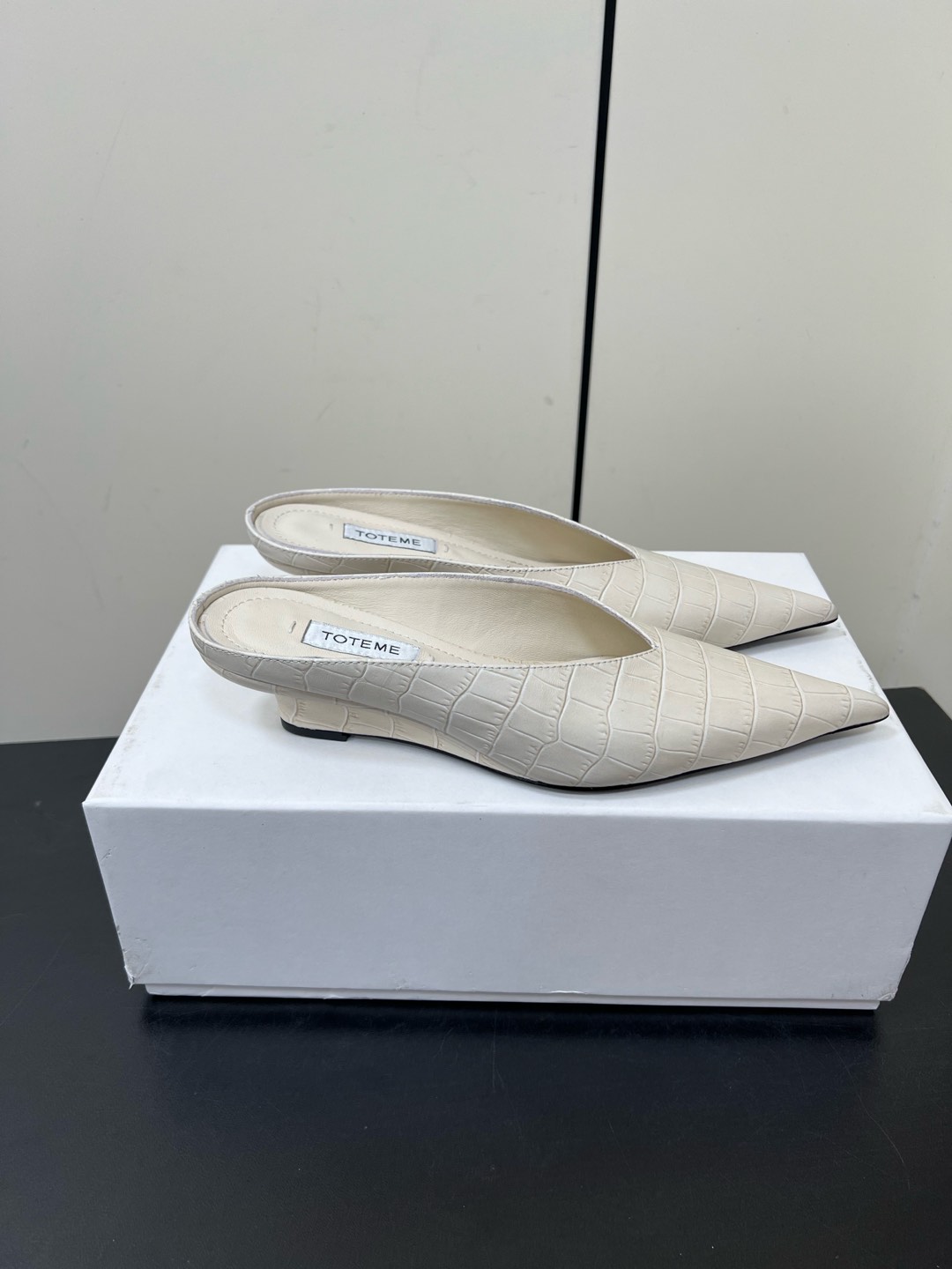 Toteme 2025 Single-Shoe-Head Mueller Half-Truck: Comfortable and Stylish Flat-Bed Shoe - 图片 4