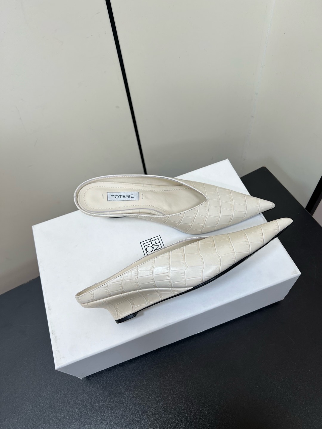Toteme 2025 Single-Shoe-Head Mueller Half-Truck: Comfortable and Stylish Flat-Bed Shoe - 图片 5
