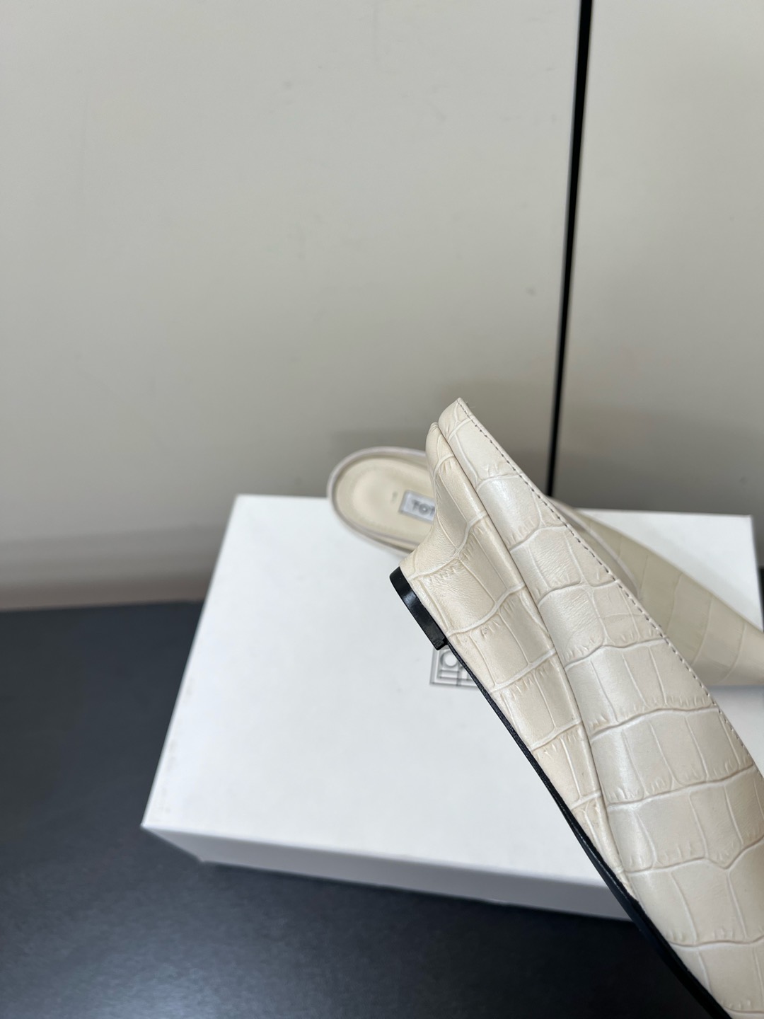 Toteme 2025 Single-Shoe-Head Mueller Half-Truck: Comfortable and Stylish Flat-Bed Shoe - 图片 8