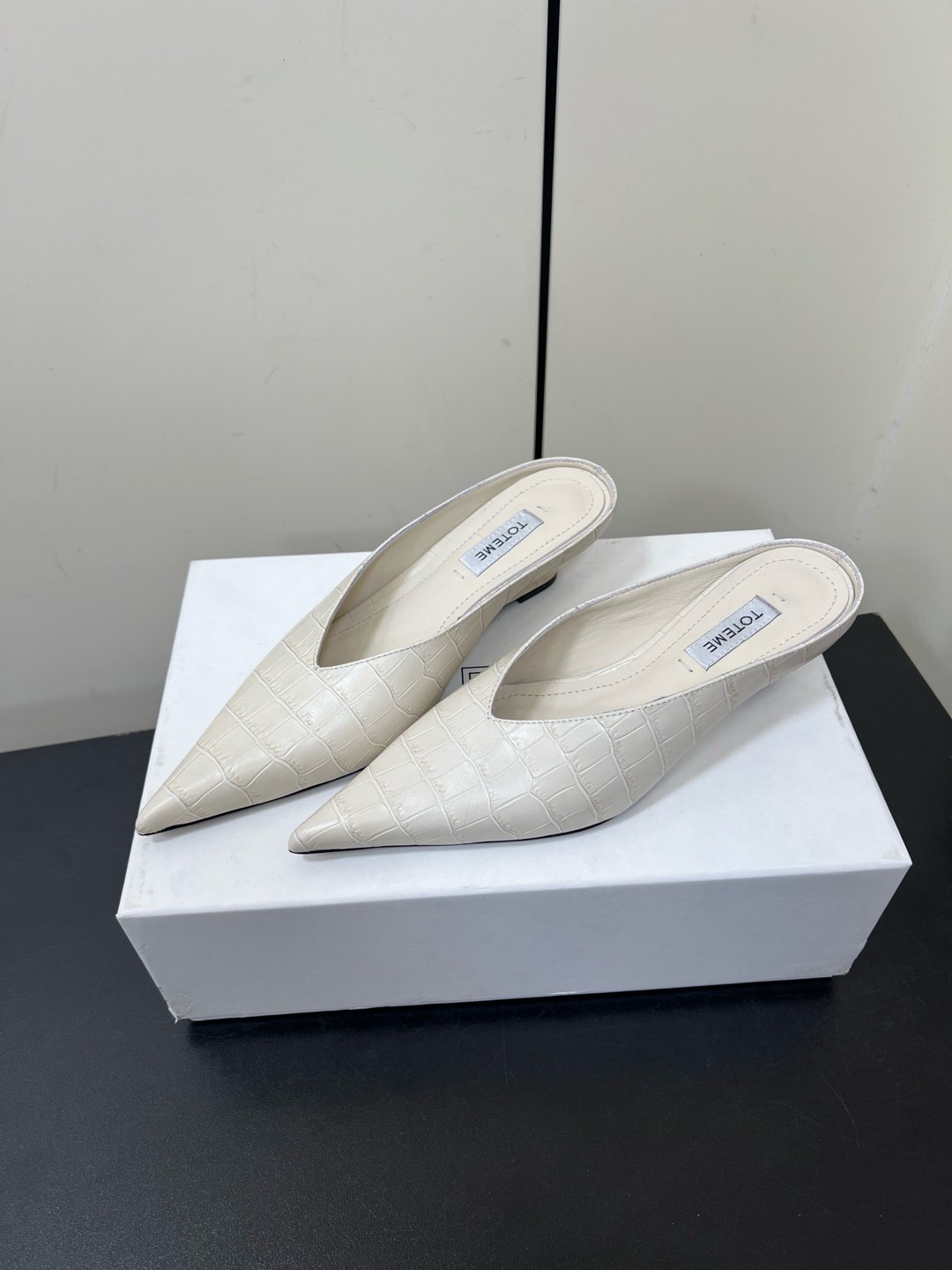 Toteme 2025 Single-Shoe-Head Mueller Half-Truck: Comfortable and Stylish Flat-Bed Shoe - 图片 3