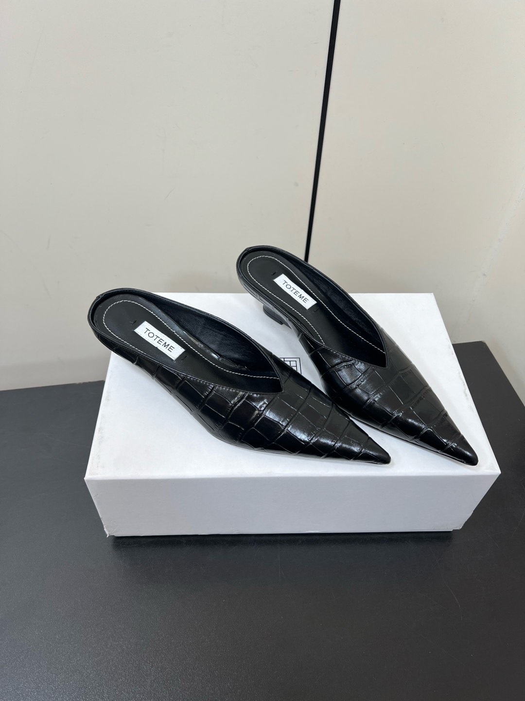 Toteme 2025 Single-Shoe-Head Mueller: Comfortable and Practical Flat-Bed Shoe - 图片 2