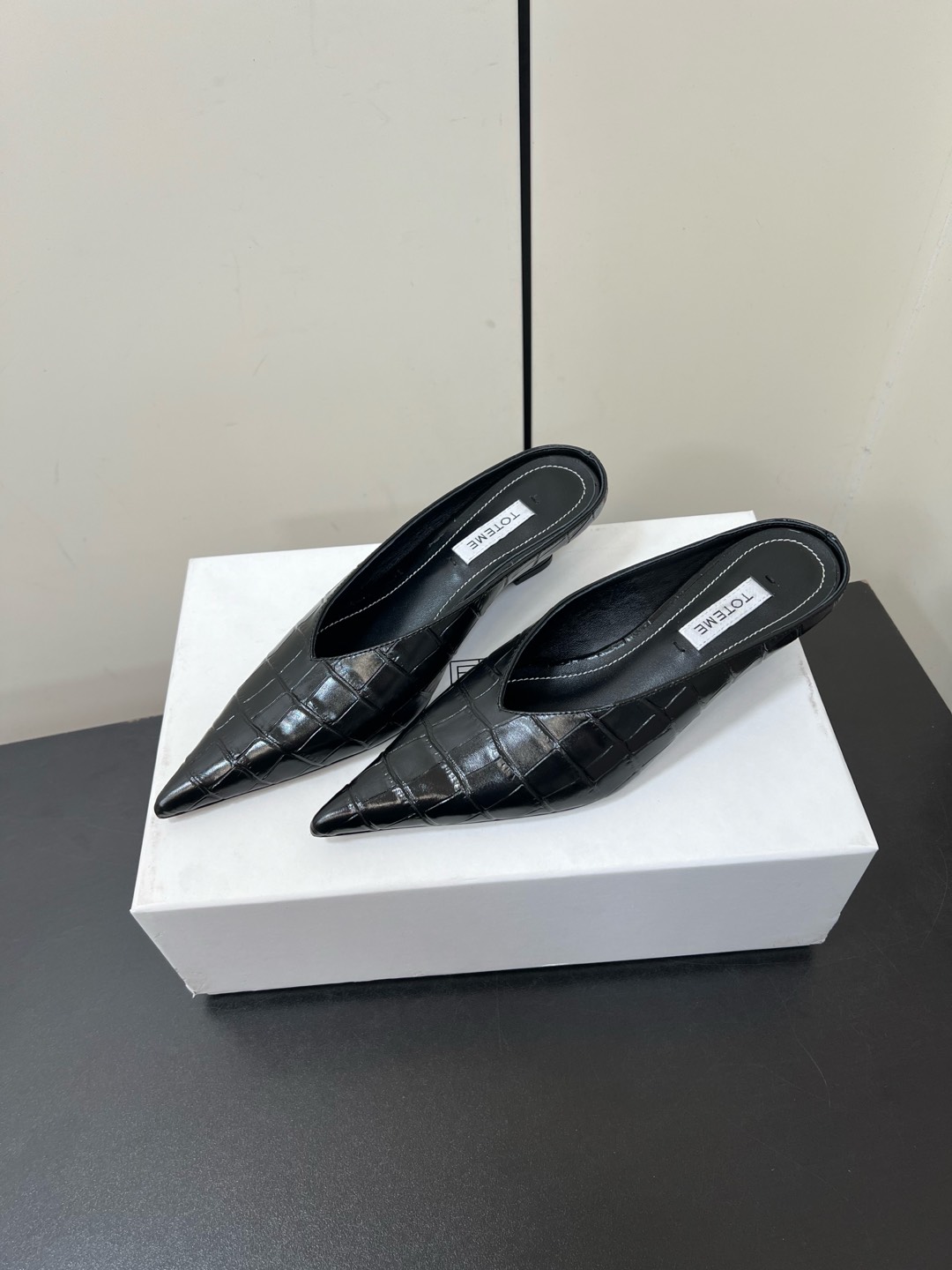 Toteme 2025 Single-Shoe-Head Mueller: Comfortable and Practical Flat-Bed Shoe - 图片 3