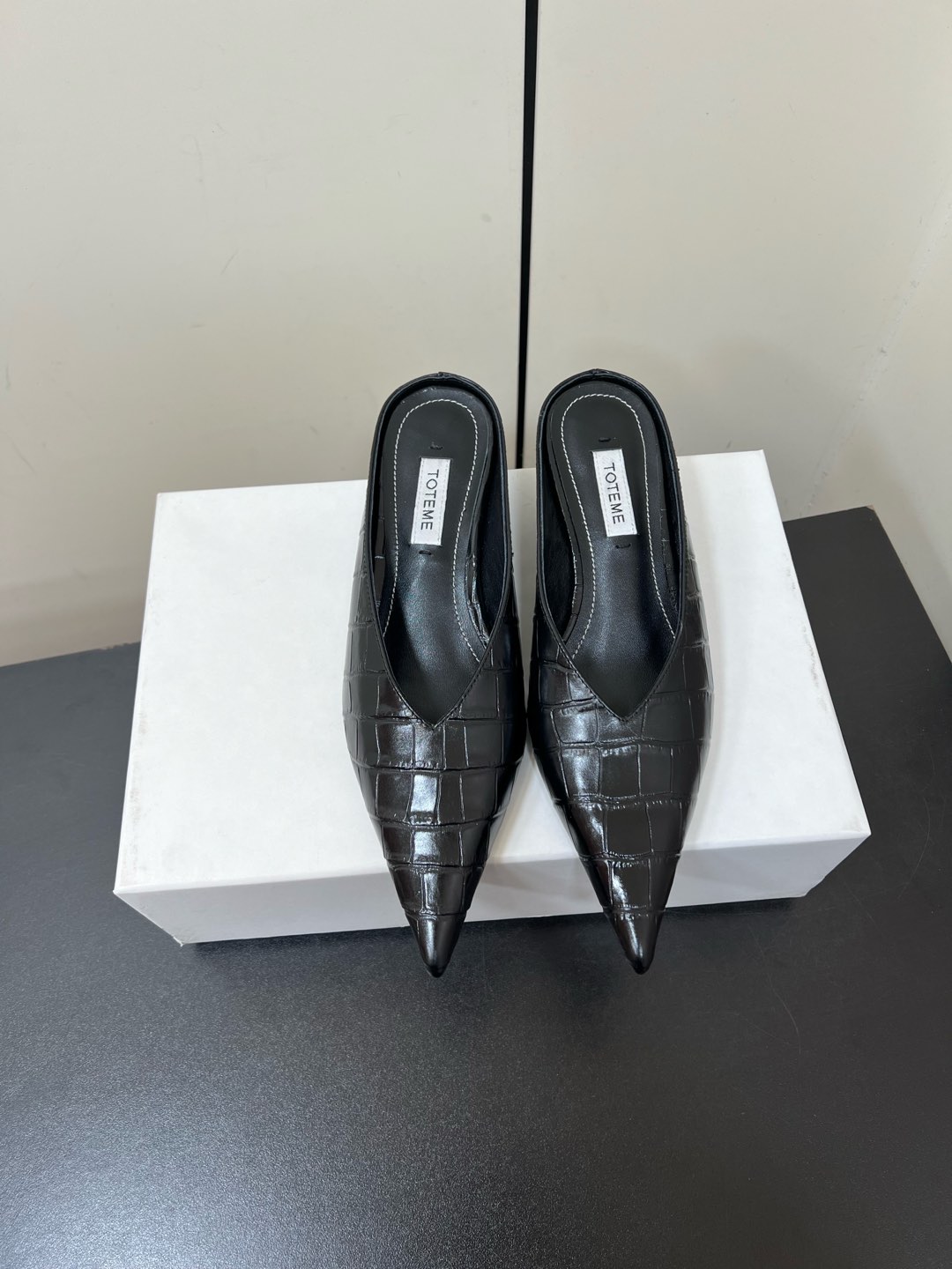 Toteme 2025 Single-Shoe-Head Mueller: Comfortable and Practical Flat-Bed Shoe - 图片 1