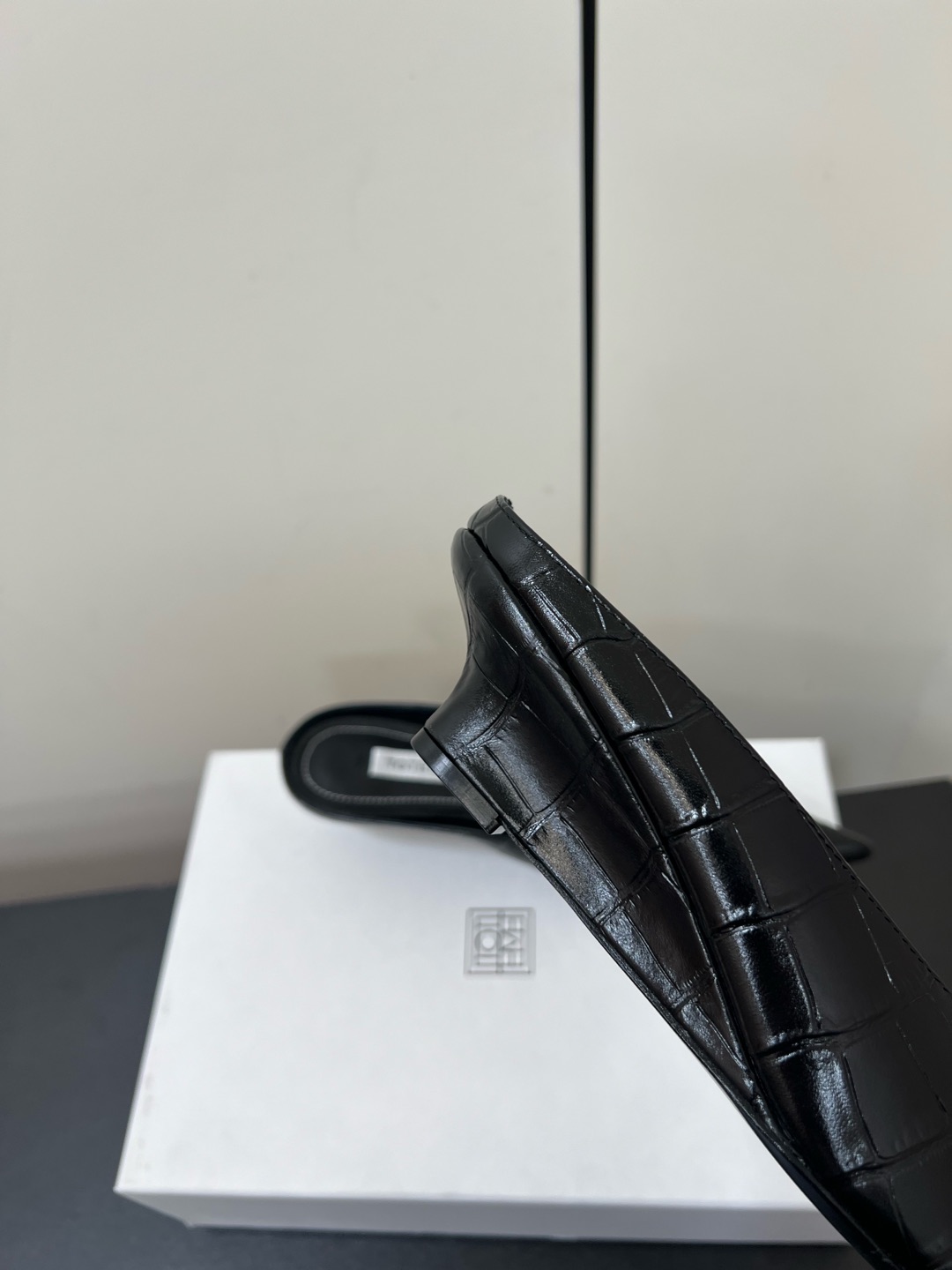 Toteme 2025 Single-Shoe-Head Mueller: Comfortable and Practical Flat-Bed Shoe - 图片 8