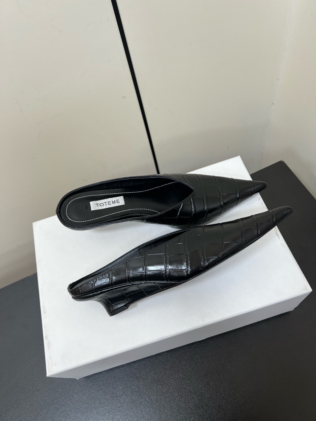 Toteme 2025 Single-Shoe-Head Mueller: Comfortable and Practical Flat-Bed Shoe - 图片 5