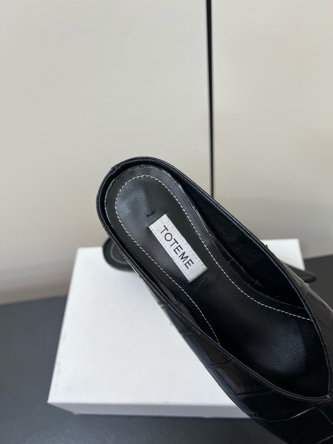 Toteme 2025 Single-Shoe-Head Mueller: Comfortable and Practical Flat-Bed Shoe - 图片 7