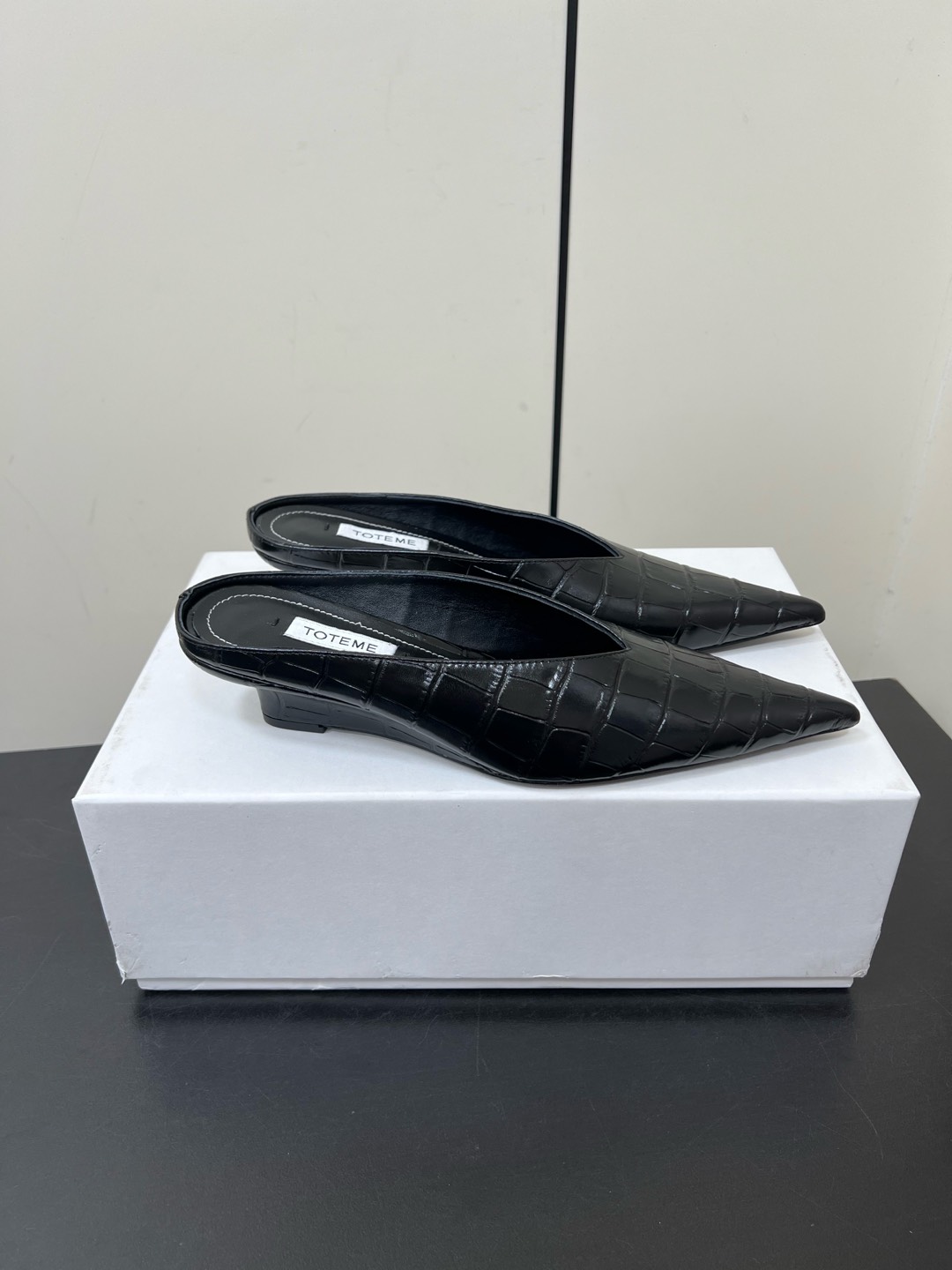 Toteme 2025 Single-Shoe-Head Mueller: Comfortable and Practical Flat-Bed Shoe - 图片 4