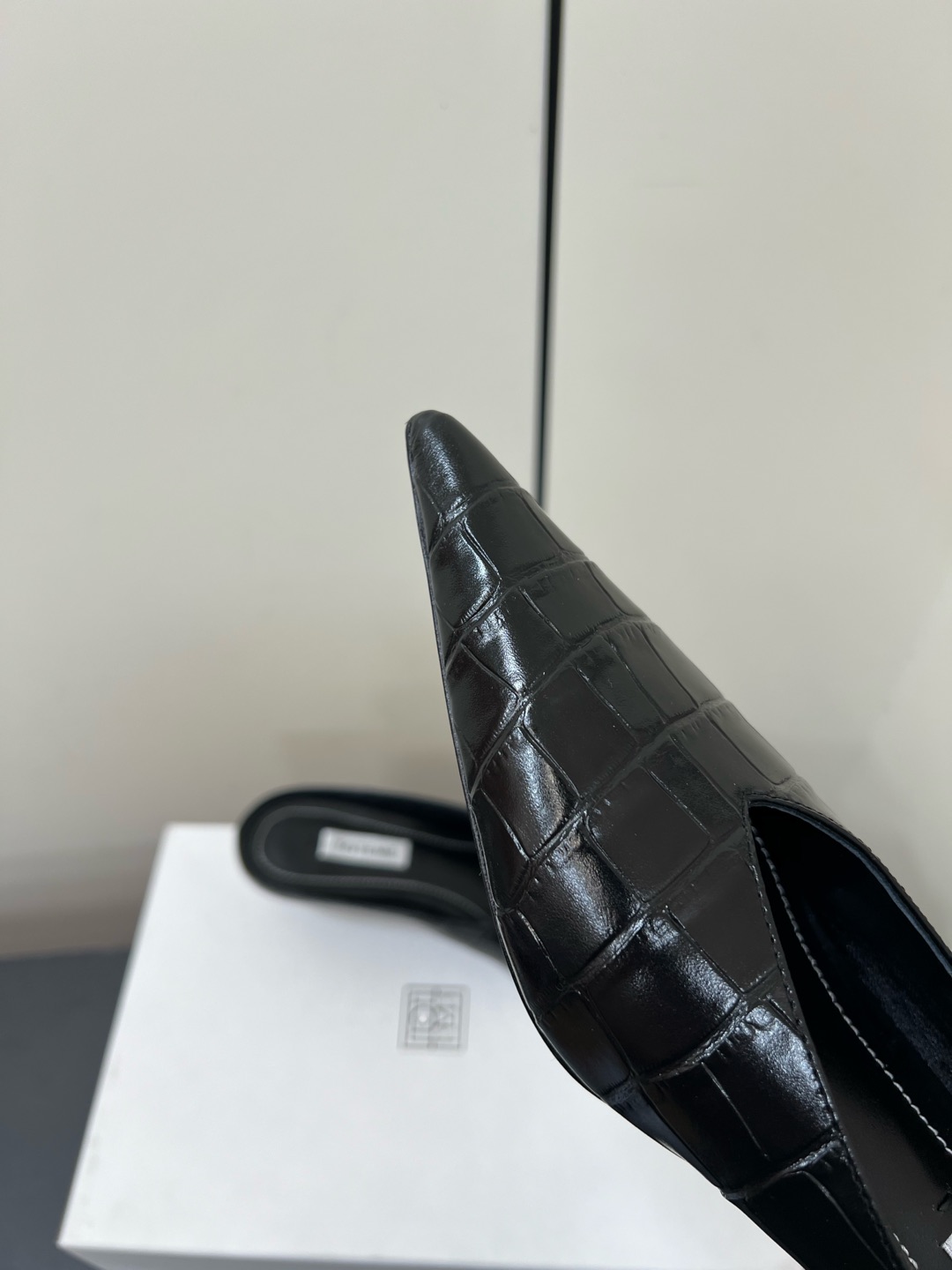 Toteme 2025 Single-Shoe-Head Mueller: Comfortable and Practical Flat-Bed Shoe - 图片 6