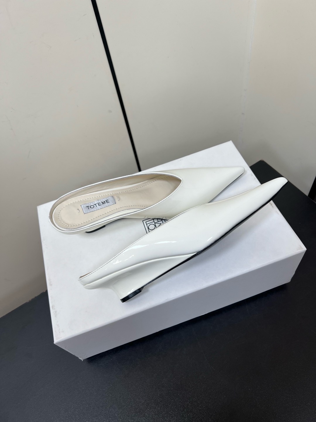 “Toteme 2025 Single-Shoe-Head Mueller Half-Truck: Comfortable and Stylish Flat-Bed Shoe” - 图片 5