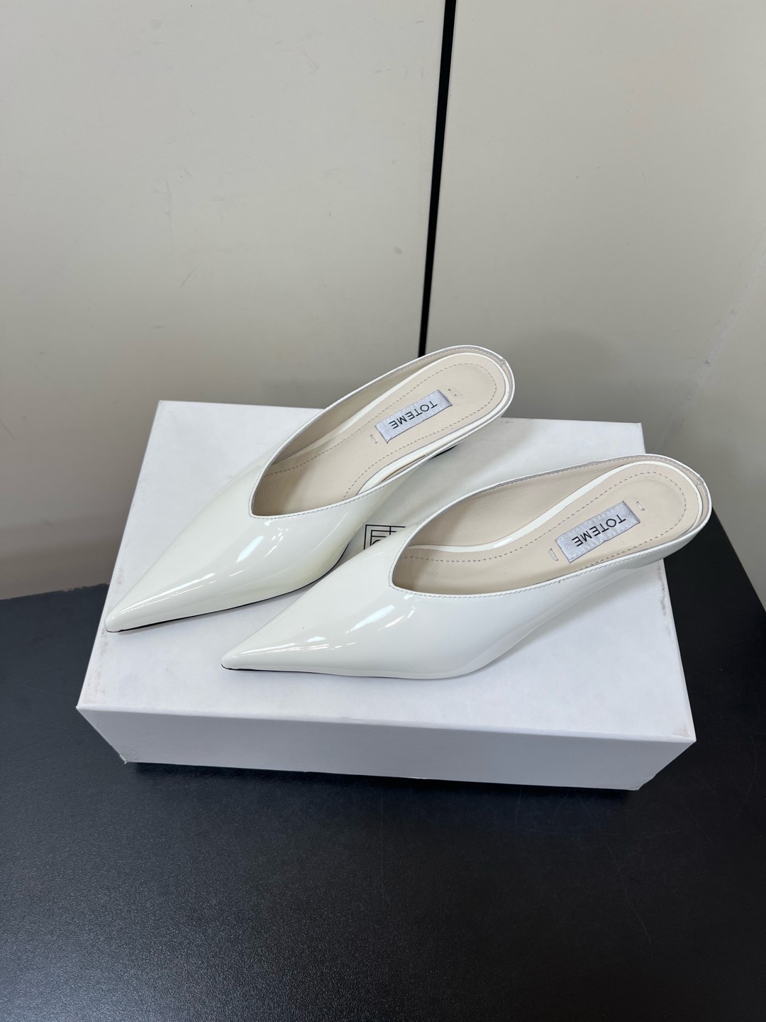 “Toteme 2025 Single-Shoe-Head Mueller Half-Truck: Comfortable and Stylish Flat-Bed Shoe” - 图片 3
