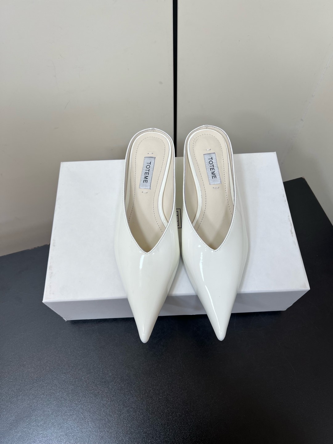 “Toteme 2025 Single-Shoe-Head Mueller Half-Truck: Comfortable and Stylish Flat-Bed Shoe”