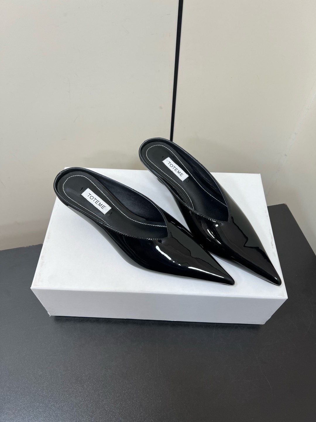 “Toteme 2025 Single-Shoe-Head Mueller: Comfortable, Practical, Stylish Design” - 图片 2