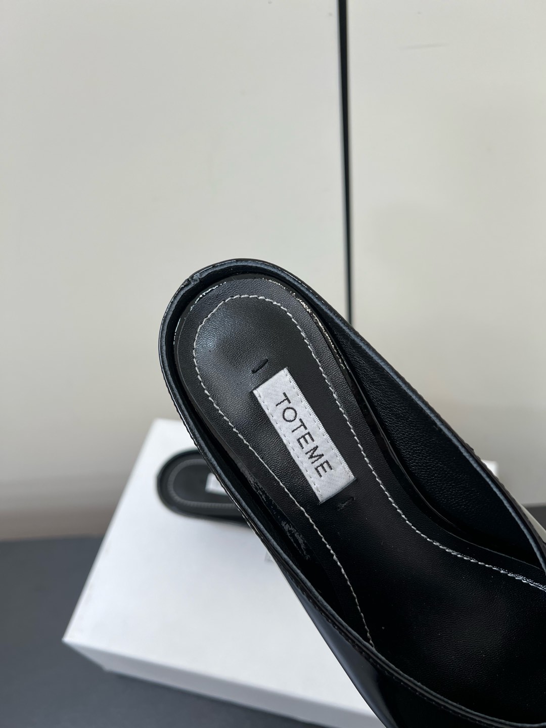 “Toteme 2025 Single-Shoe-Head Mueller: Comfortable, Practical, Stylish Design” - 图片 7