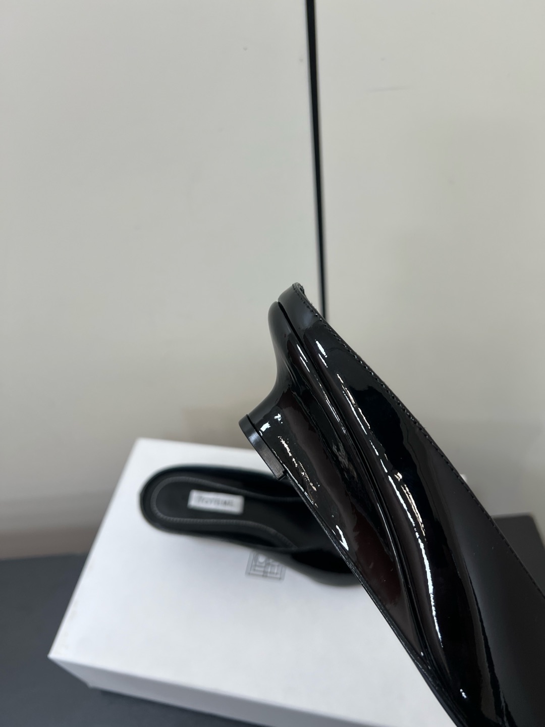 “Toteme 2025 Single-Shoe-Head Mueller: Comfortable, Practical, Stylish Design” - 图片 8
