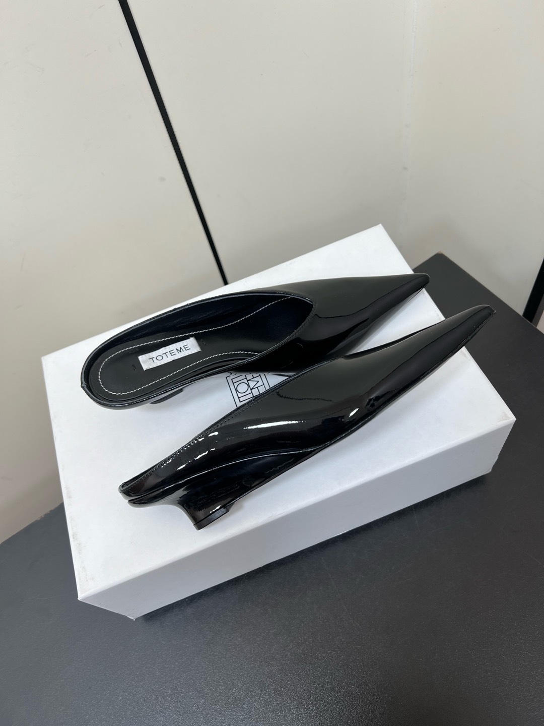 “Toteme 2025 Single-Shoe-Head Mueller: Comfortable, Practical, Stylish Design” - 图片 5