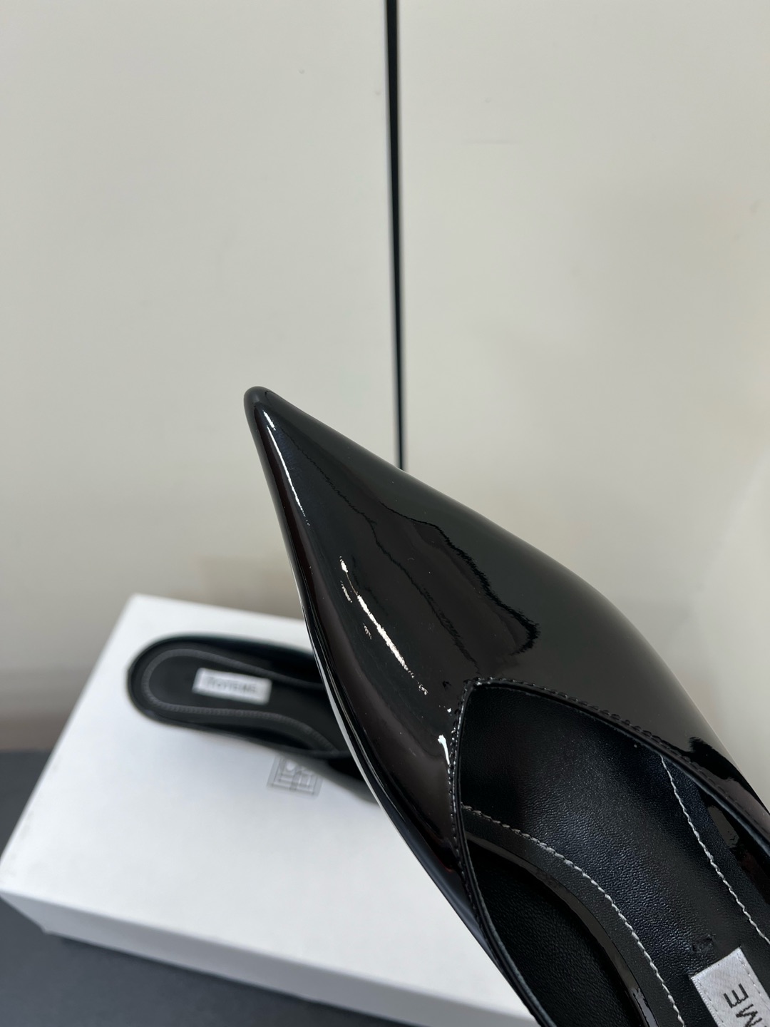 “Toteme 2025 Single-Shoe-Head Mueller: Comfortable, Practical, Stylish Design” - 图片 6