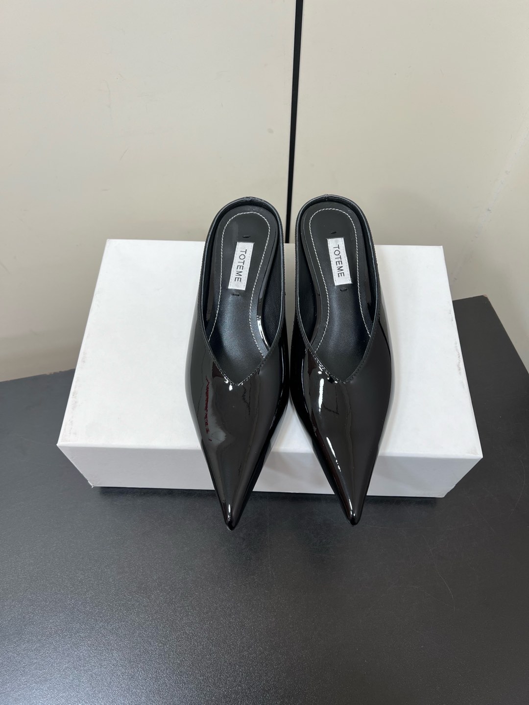 “Toteme 2025 Single-Shoe-Head Mueller: Comfortable, Practical, Stylish Design”