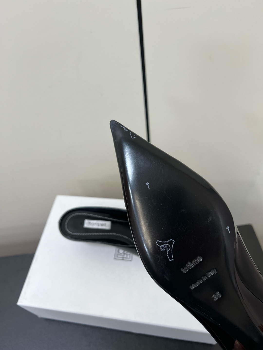 “Toteme 2025 Single-Shoe-Head Mueller: Comfortable, Practical, Stylish Design” - 图片 9