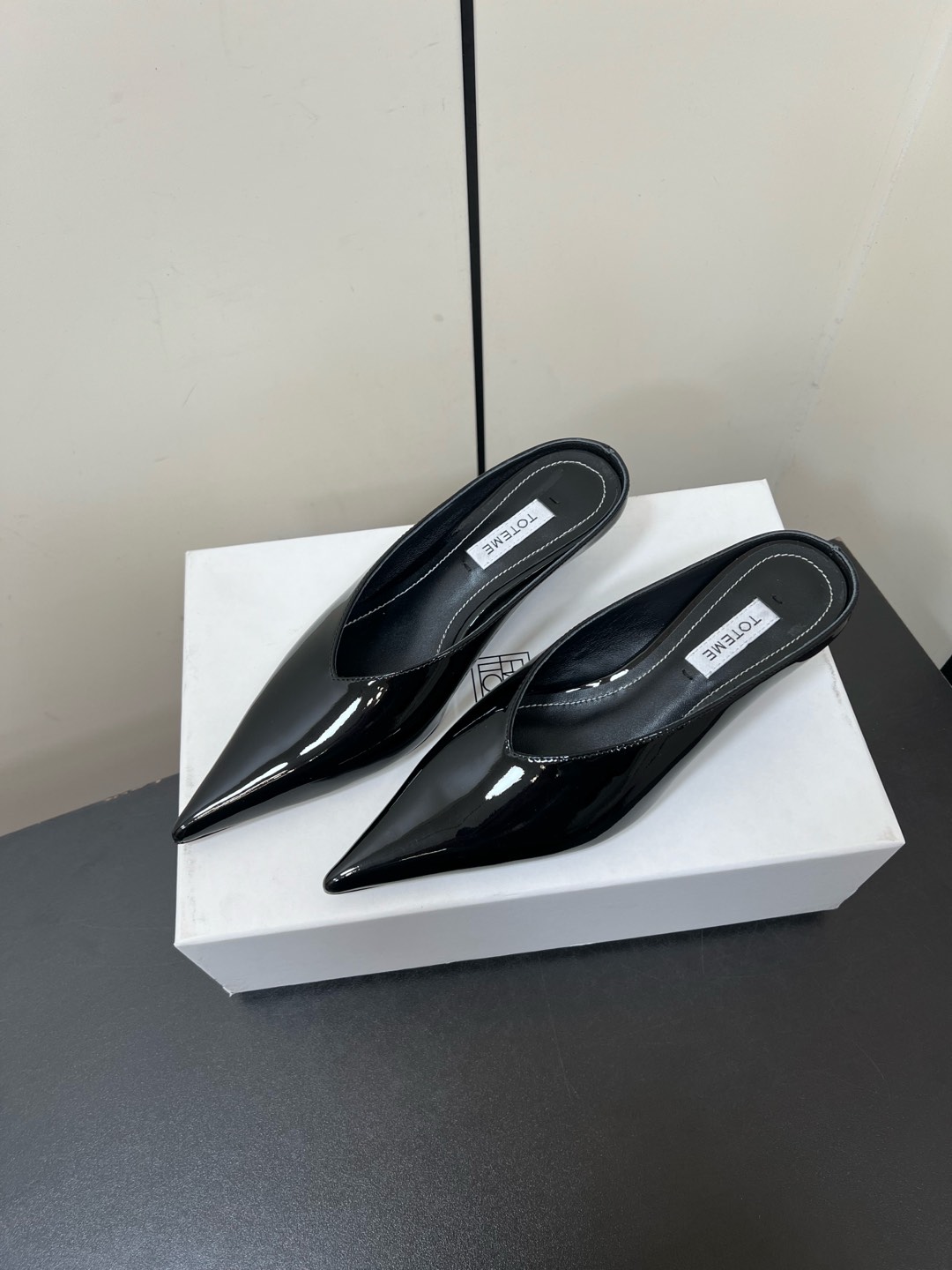 “Toteme 2025 Single-Shoe-Head Mueller: Comfortable, Practical, Stylish Design” - 图片 3