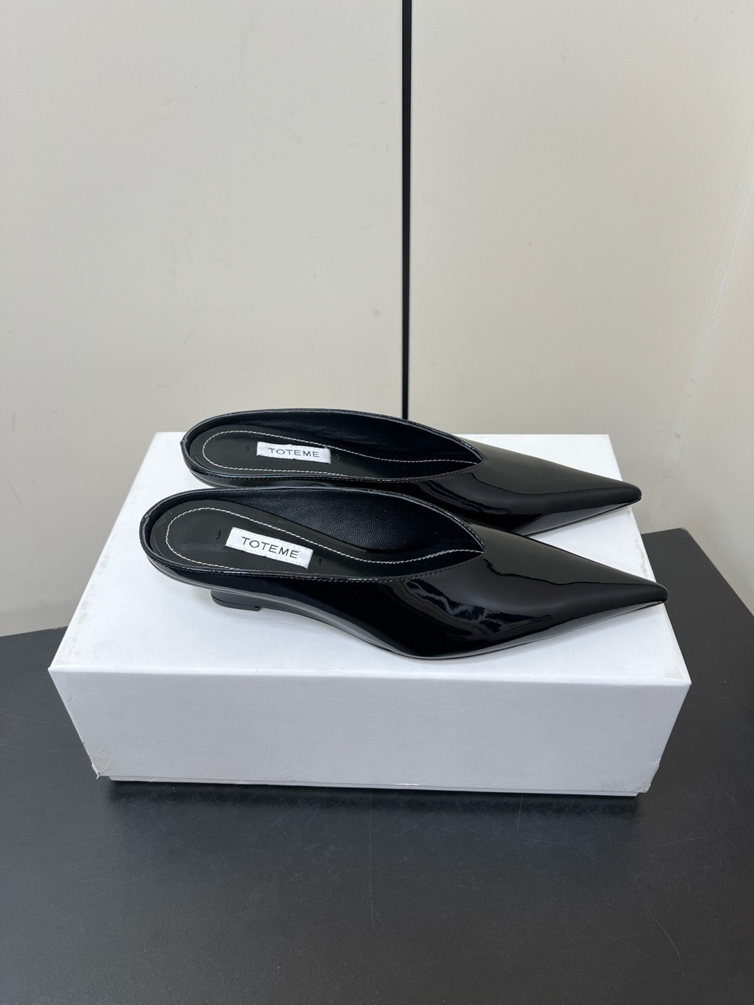“Toteme 2025 Single-Shoe-Head Mueller: Comfortable, Practical, Stylish Design” - 图片 4